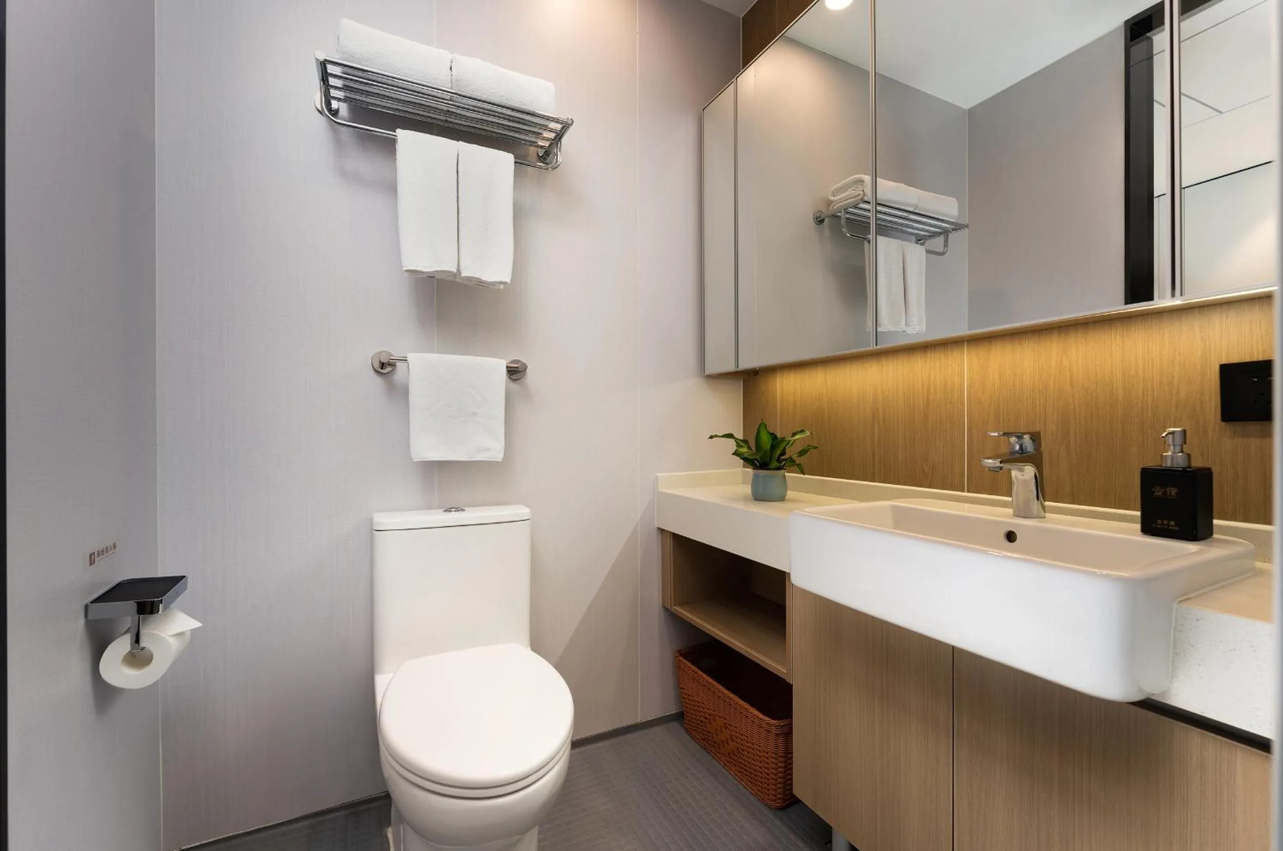 Toilet in CM Serviced Apartment Shenzhen Dongmen