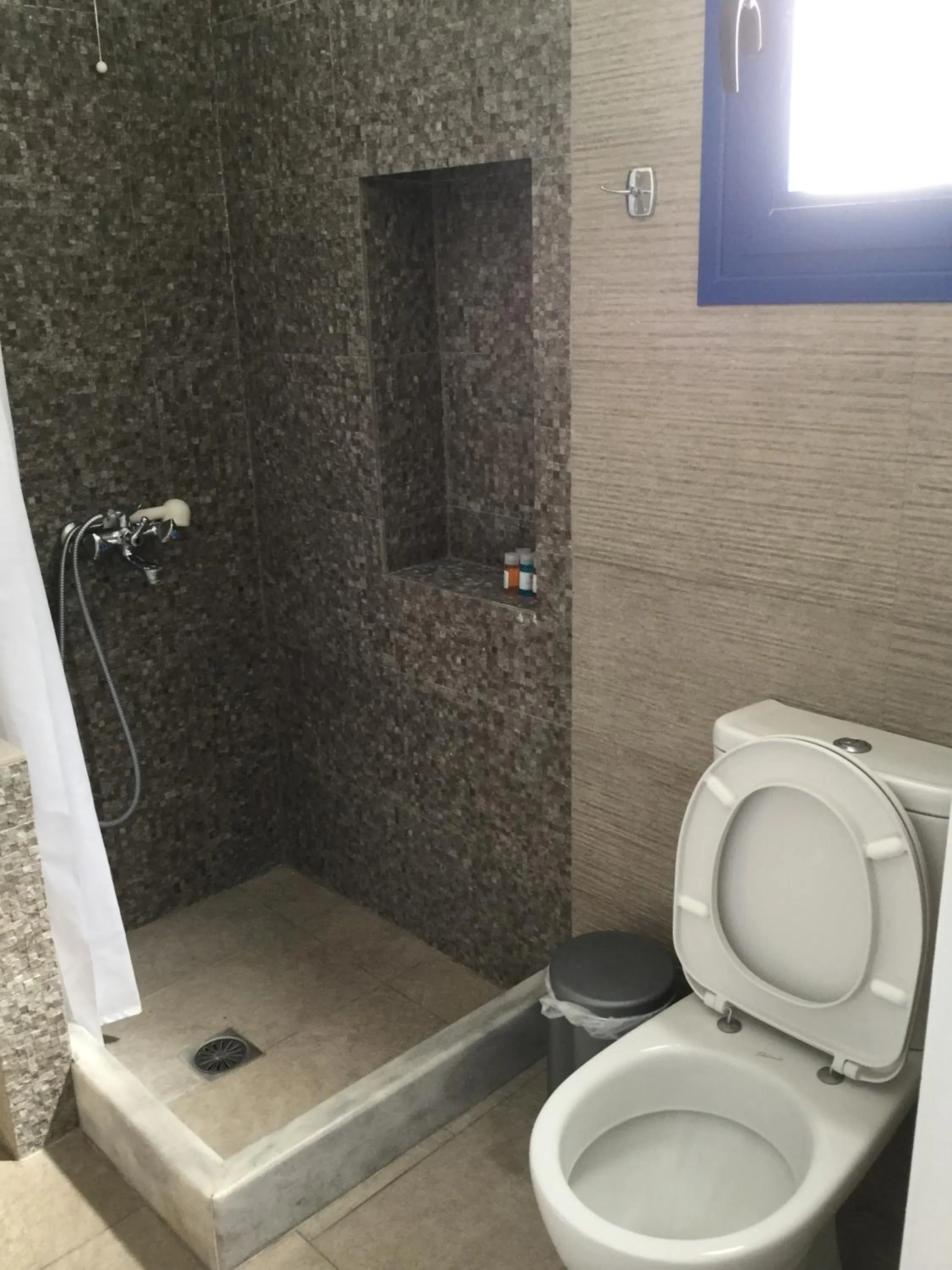 Shower in Rita's Place Hotel