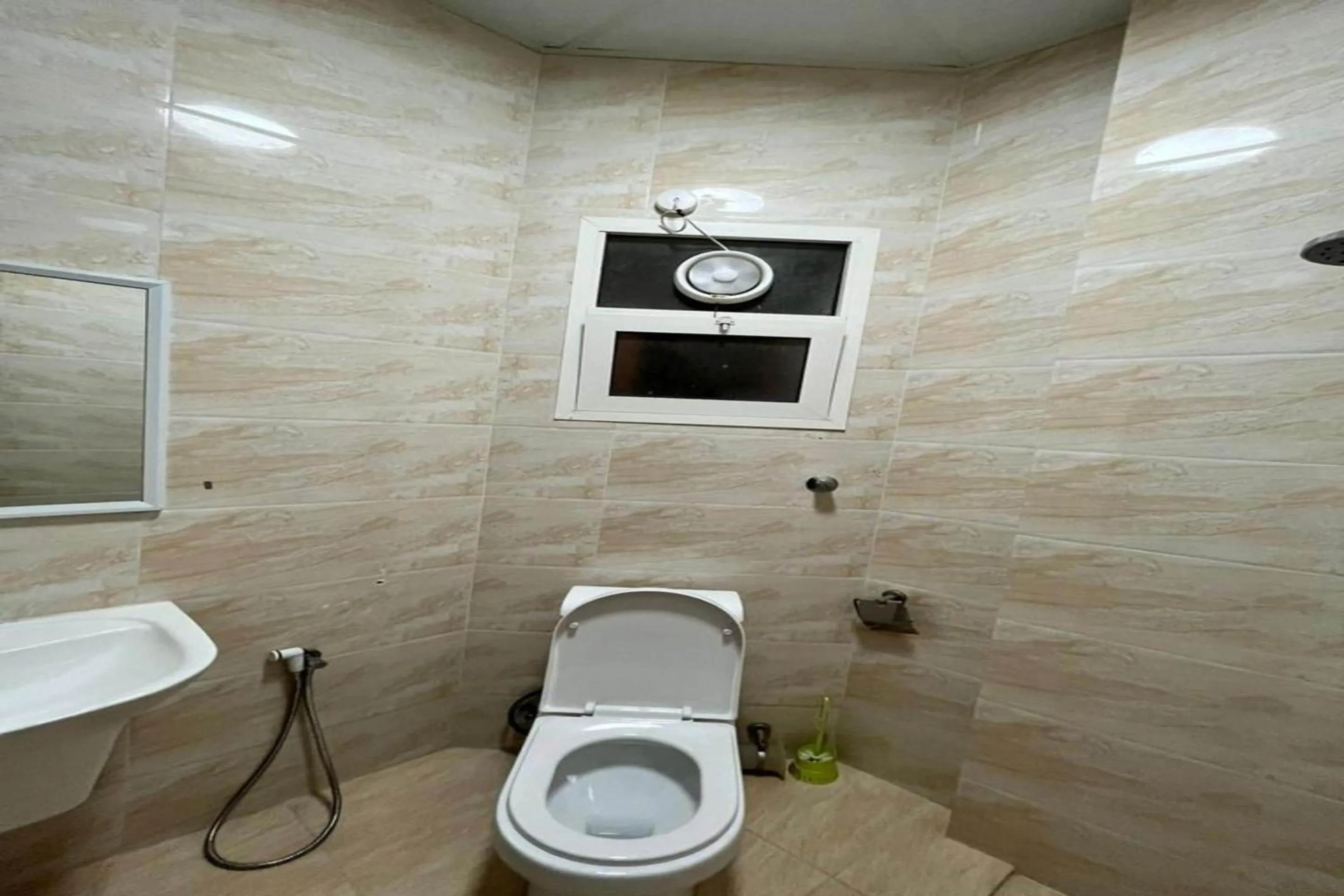 Bathroom in Super OYO 148 Bin Barakat Hotel