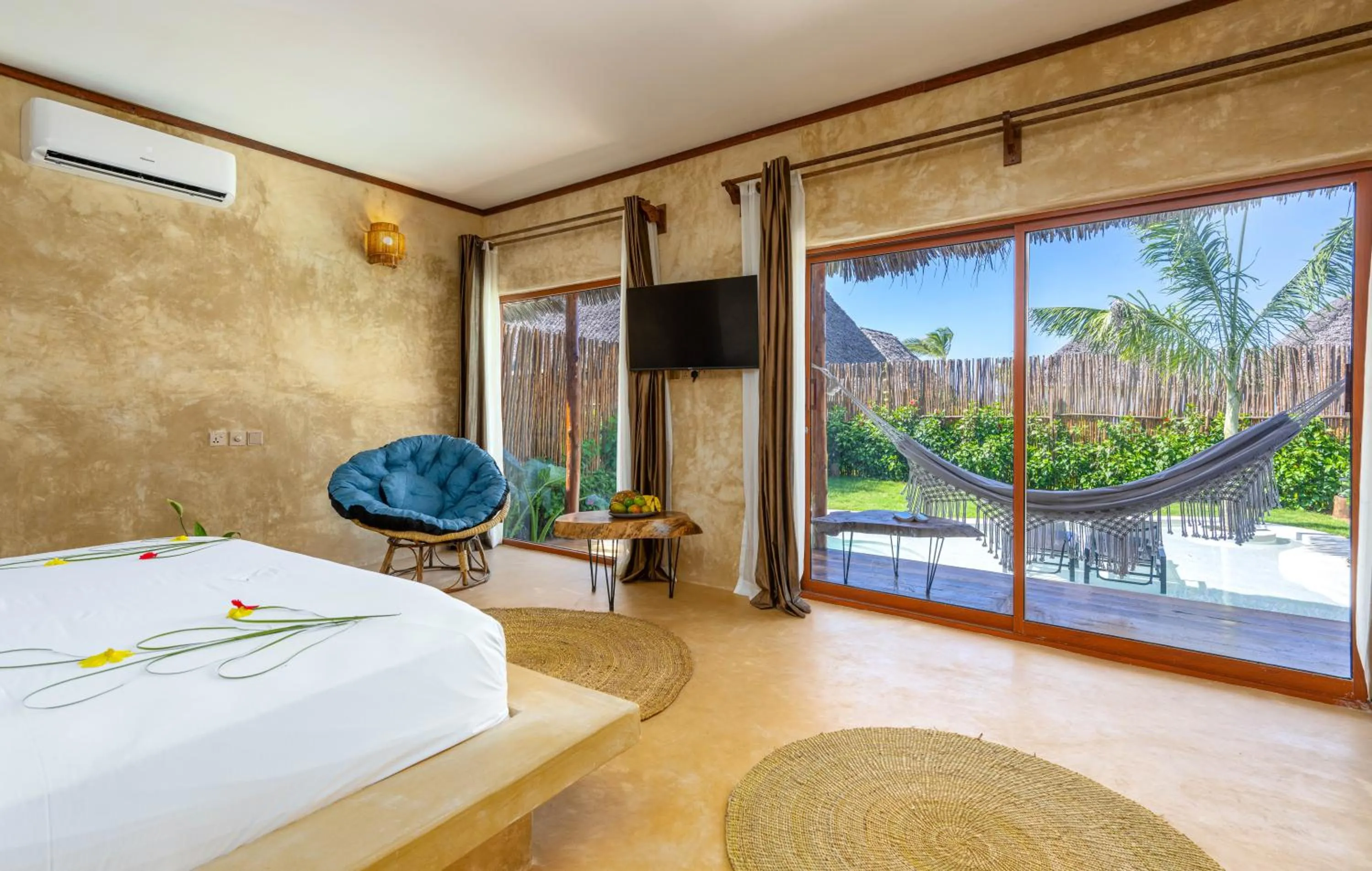Communal lounge/ TV room, Bed in Safaya Luxury Villas - Adults only