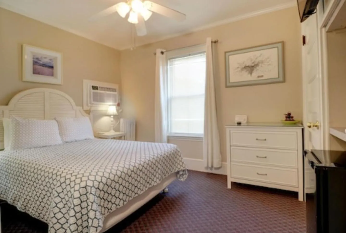 Bed in Carriage House Motel Cottages & Suites