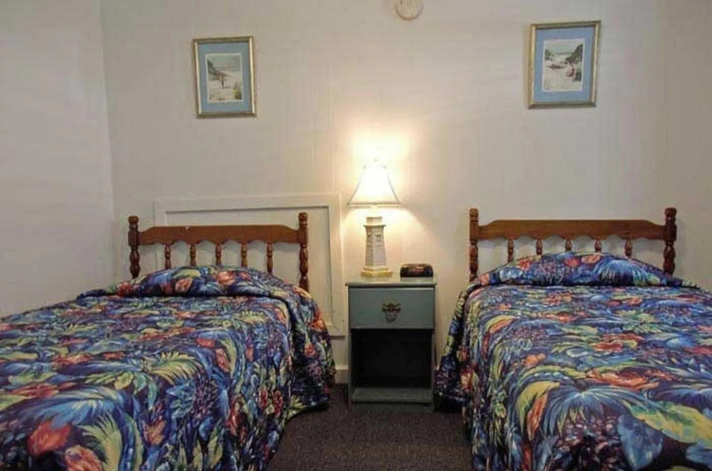 Bed in Carriage House Motel Cottages & Suites