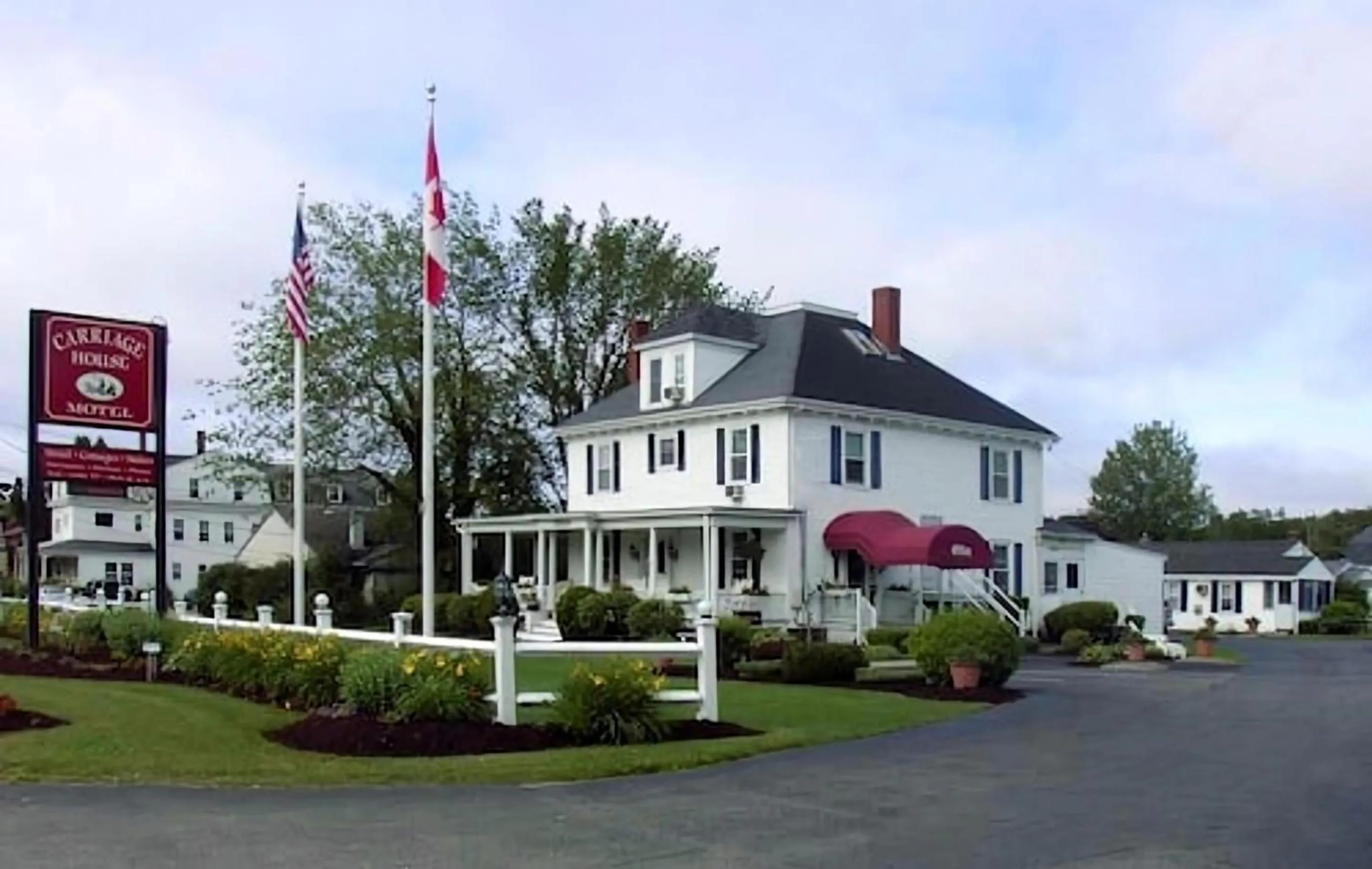 Property building in Carriage House Motel Cottages & Suites