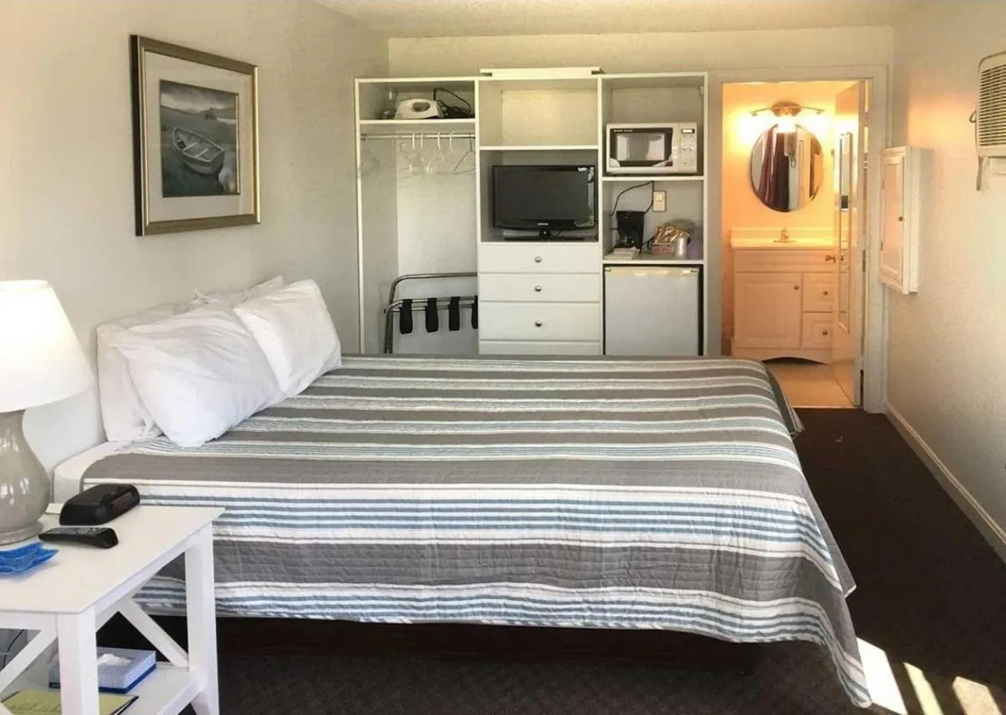 Bed in Carriage House Motel Cottages & Suites