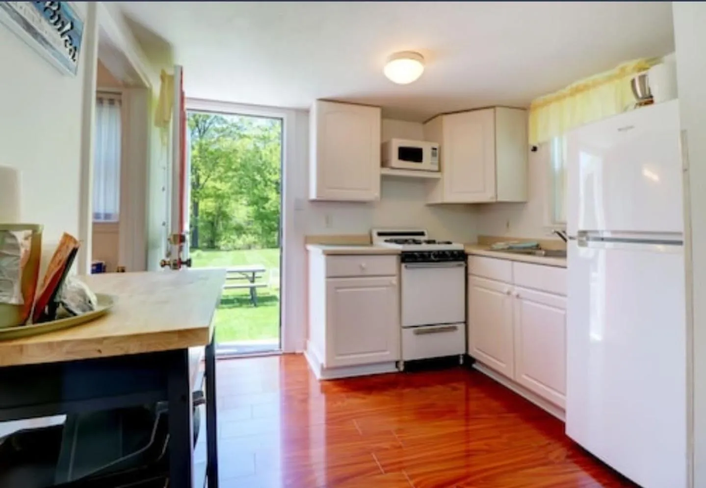 Kitchen or kitchenette in Carriage House Motel Cottages & Suites