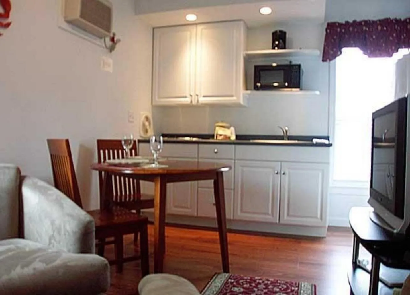 TV and multimedia in Carriage House Motel Cottages & Suites