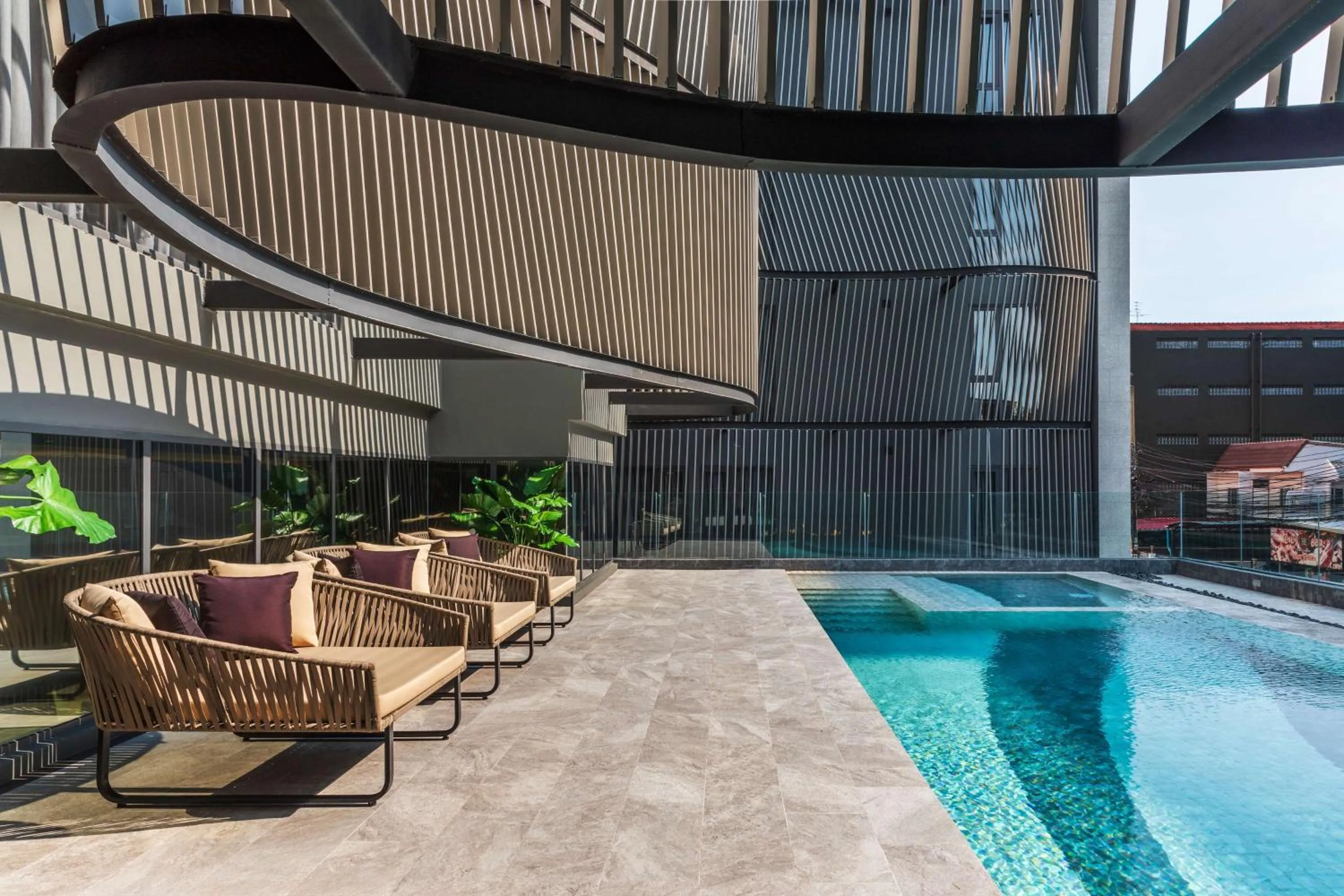 Swimming pool in Best Western Ratchada Hotel