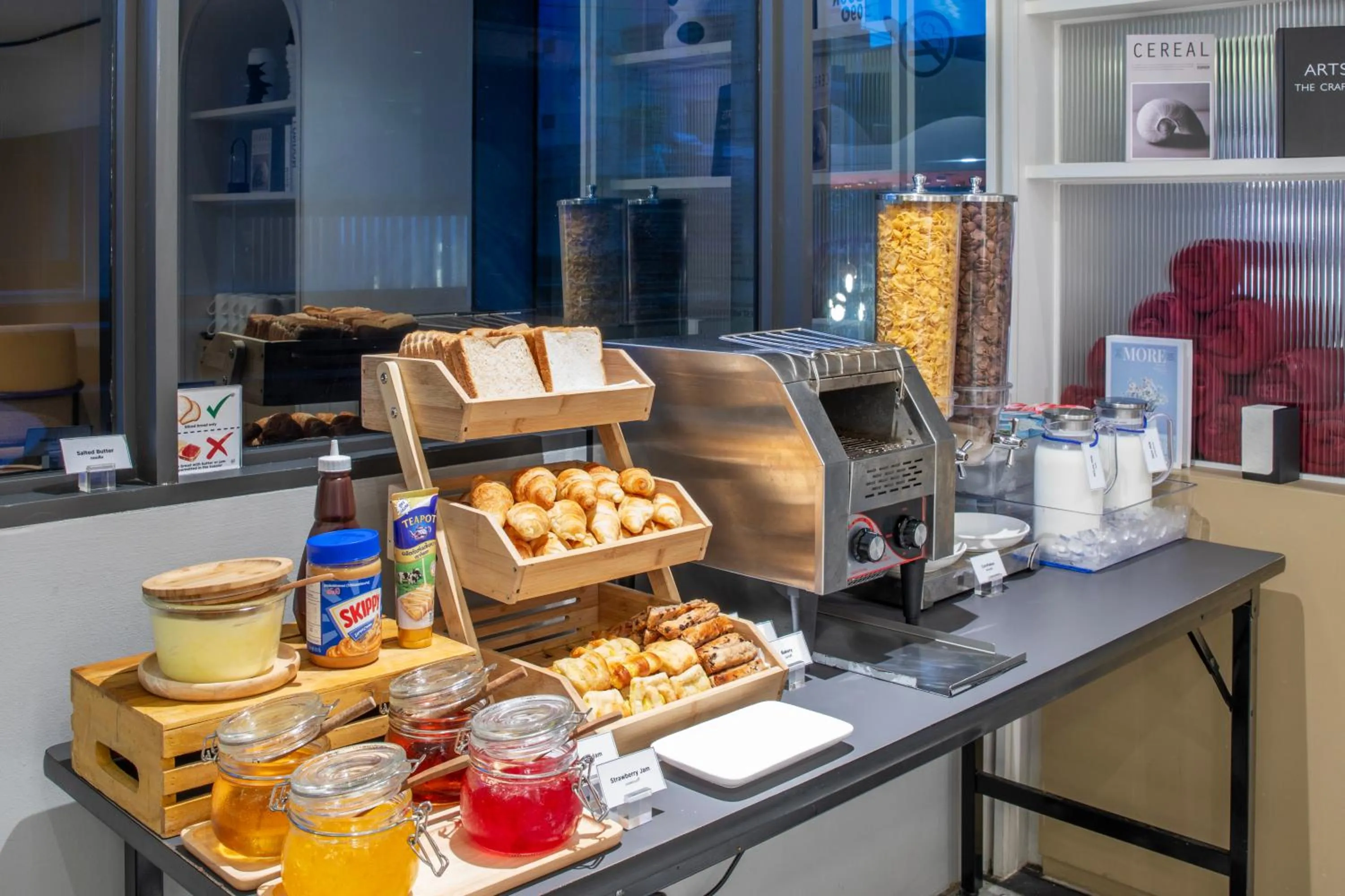 Restaurant/places to eat in Best Western Ratchada Hotel