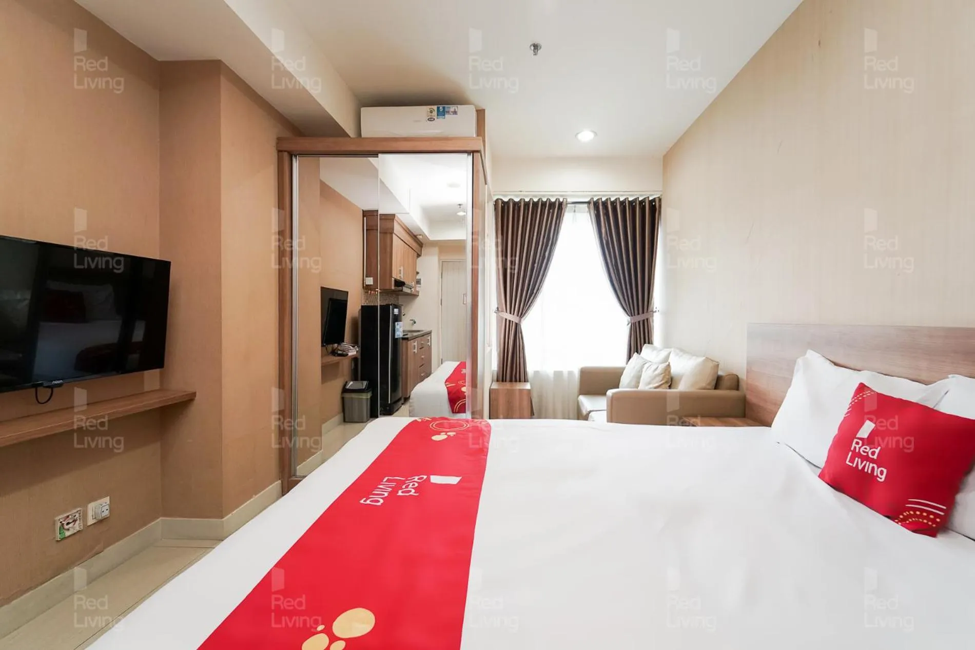 Bedroom, Bed in RedLiving Apartemen Grand Kamala Lagoon - Aoklah Property Tower Barclay North