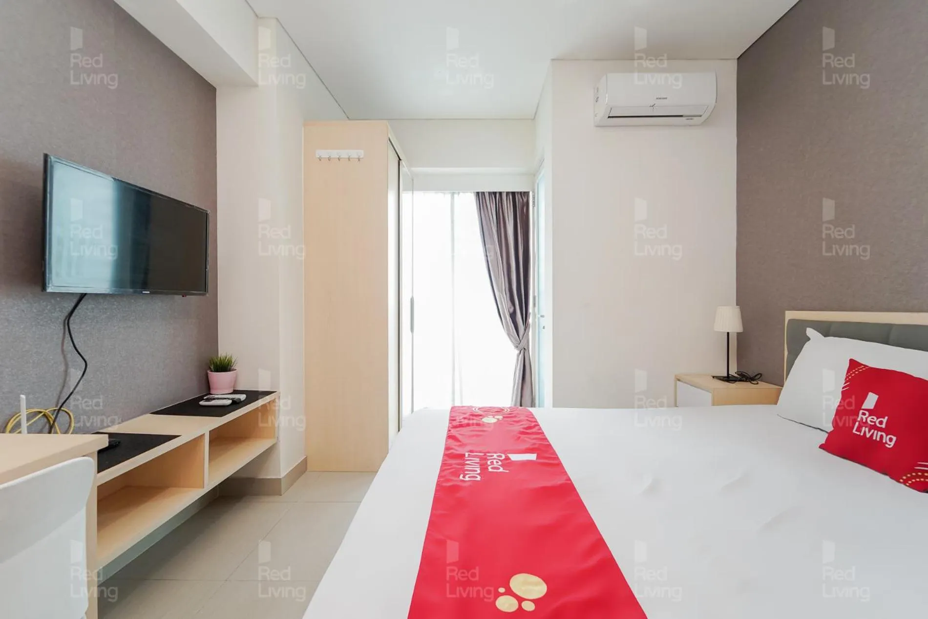 Bedroom, Bed in RedLiving Apartemen Grand Kamala Lagoon - Aoklah Property Tower Barclay North