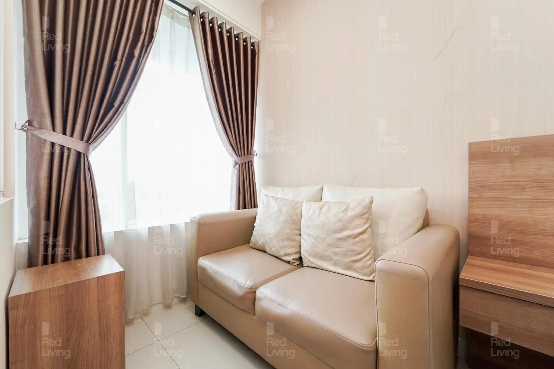 Seating area in RedLiving Apartemen Grand Kamala Lagoon - Aoklah Property Tower Barclay North