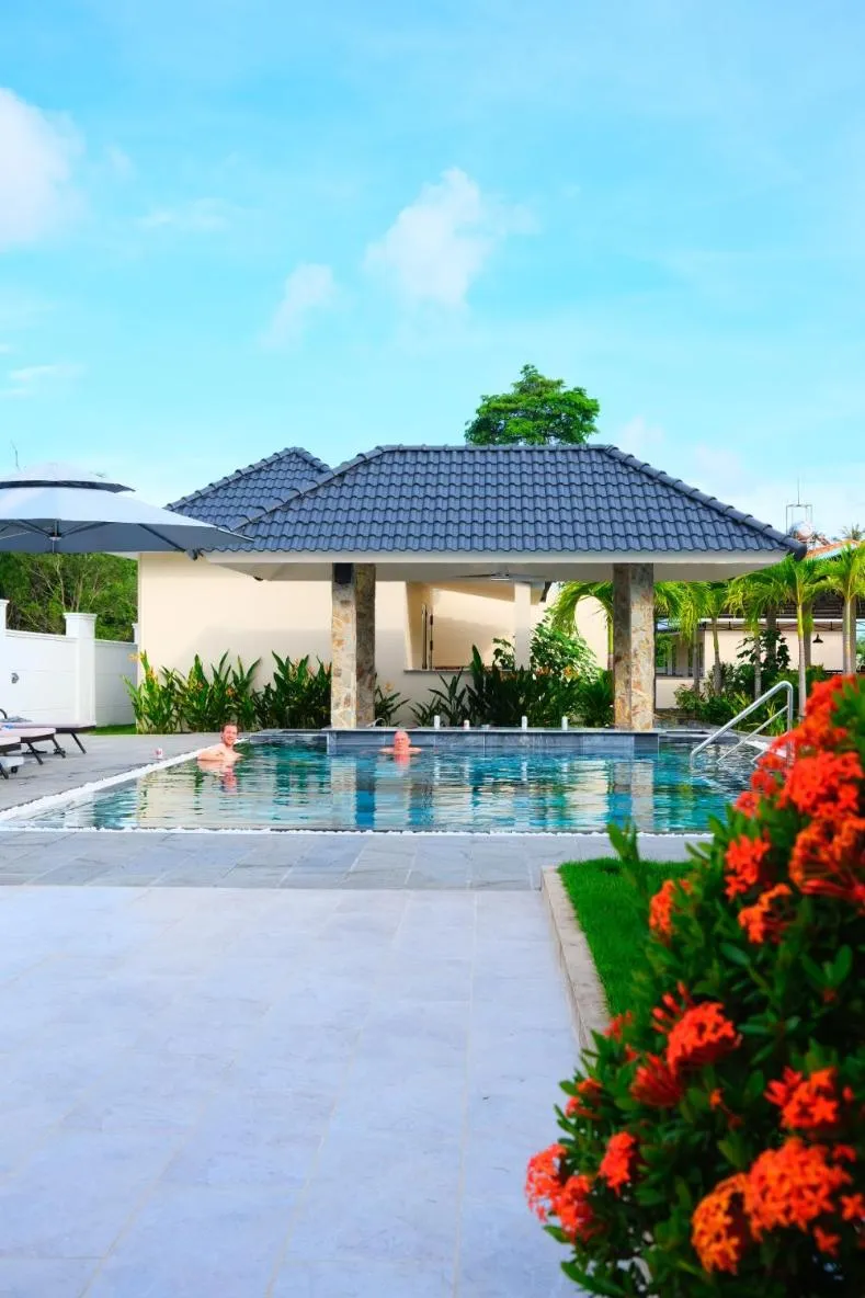 Swimming pool in LAM BUNGALOW Resort & Spa