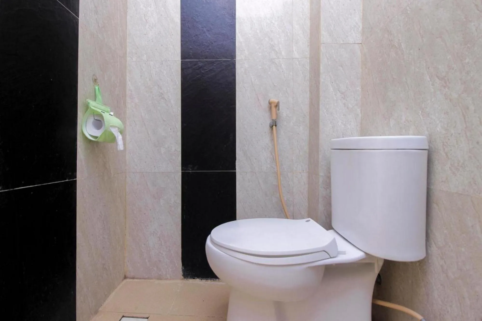 Toilet in RedDoorz Near Jalan Jendral Sudirman