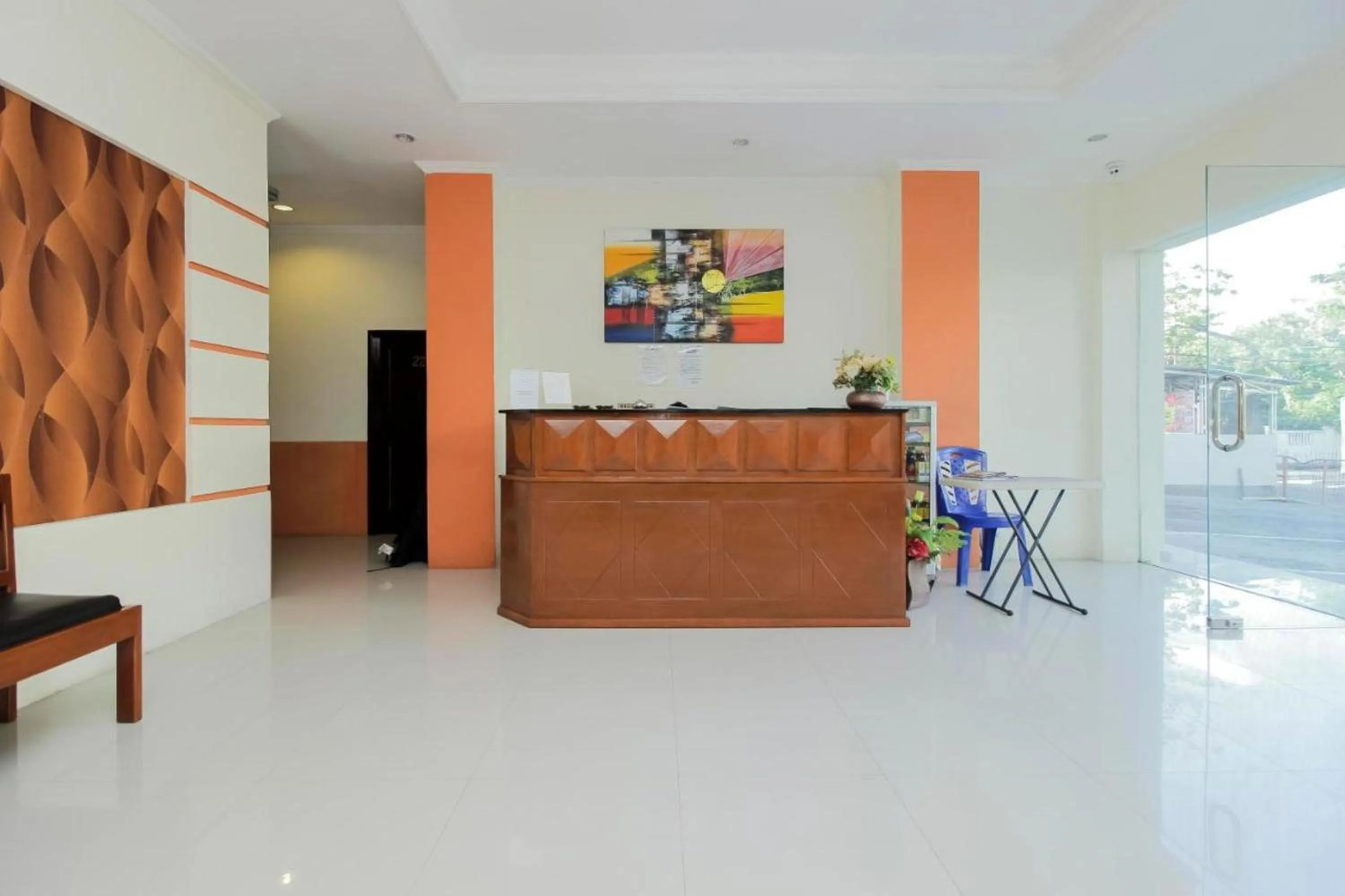 Lobby or reception in RedDoorz Near Jalan Jendral Sudirman