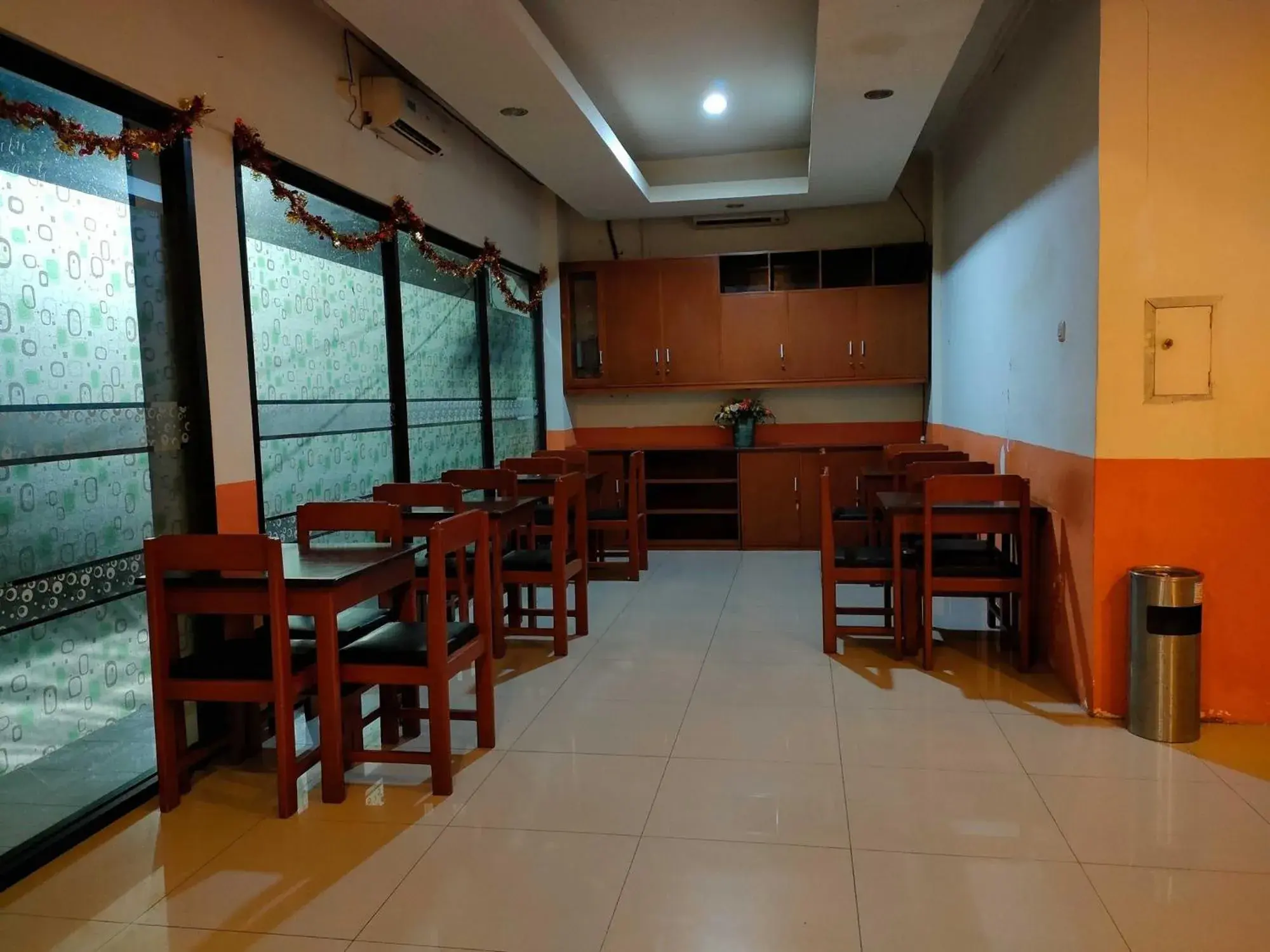 Property building in RedDoorz Near Jalan Jendral Sudirman Property building in RedDoorz Near Jalan Jendral Sudirman