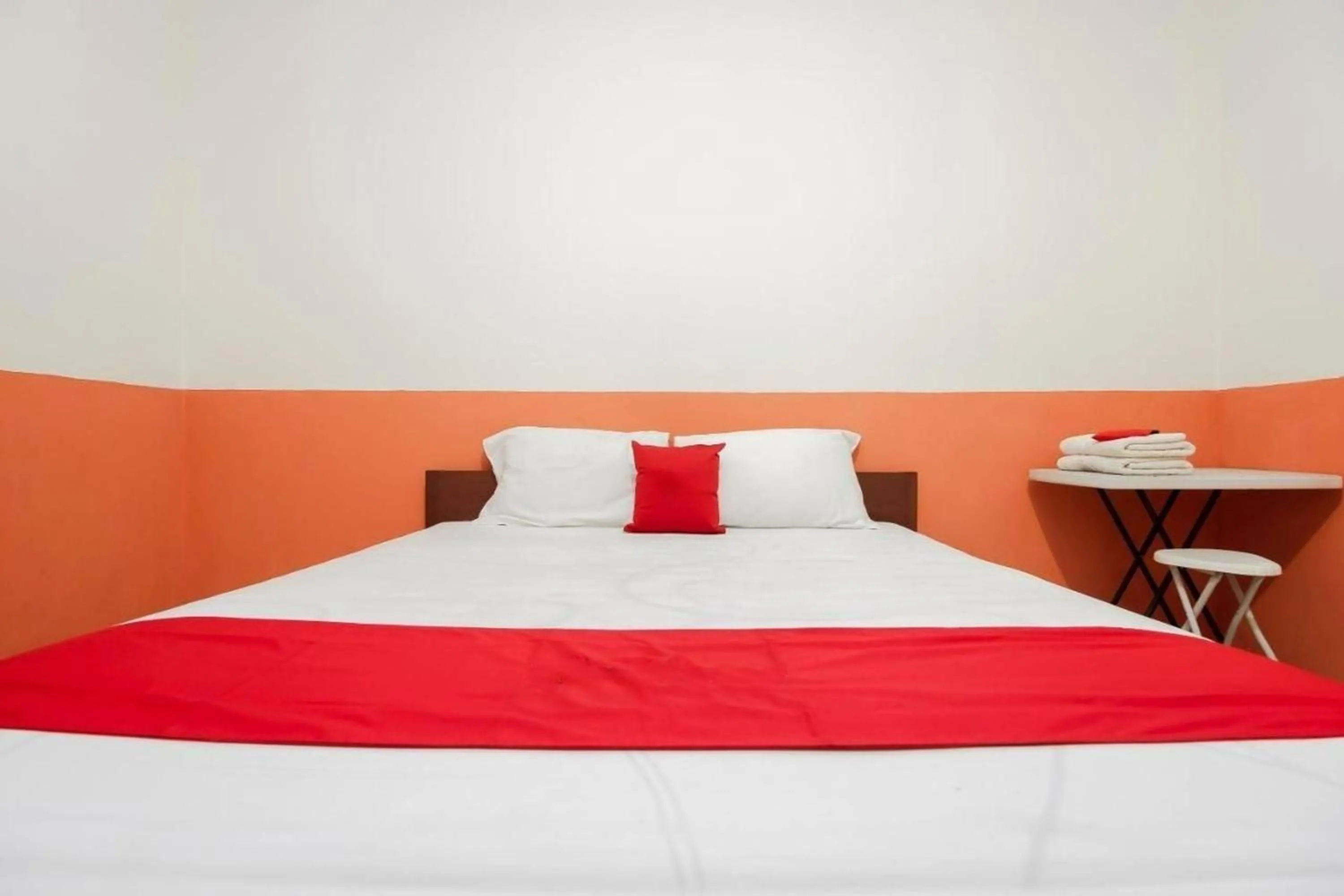 Bed in RedDoorz Near Jalan Jendral Sudirman
