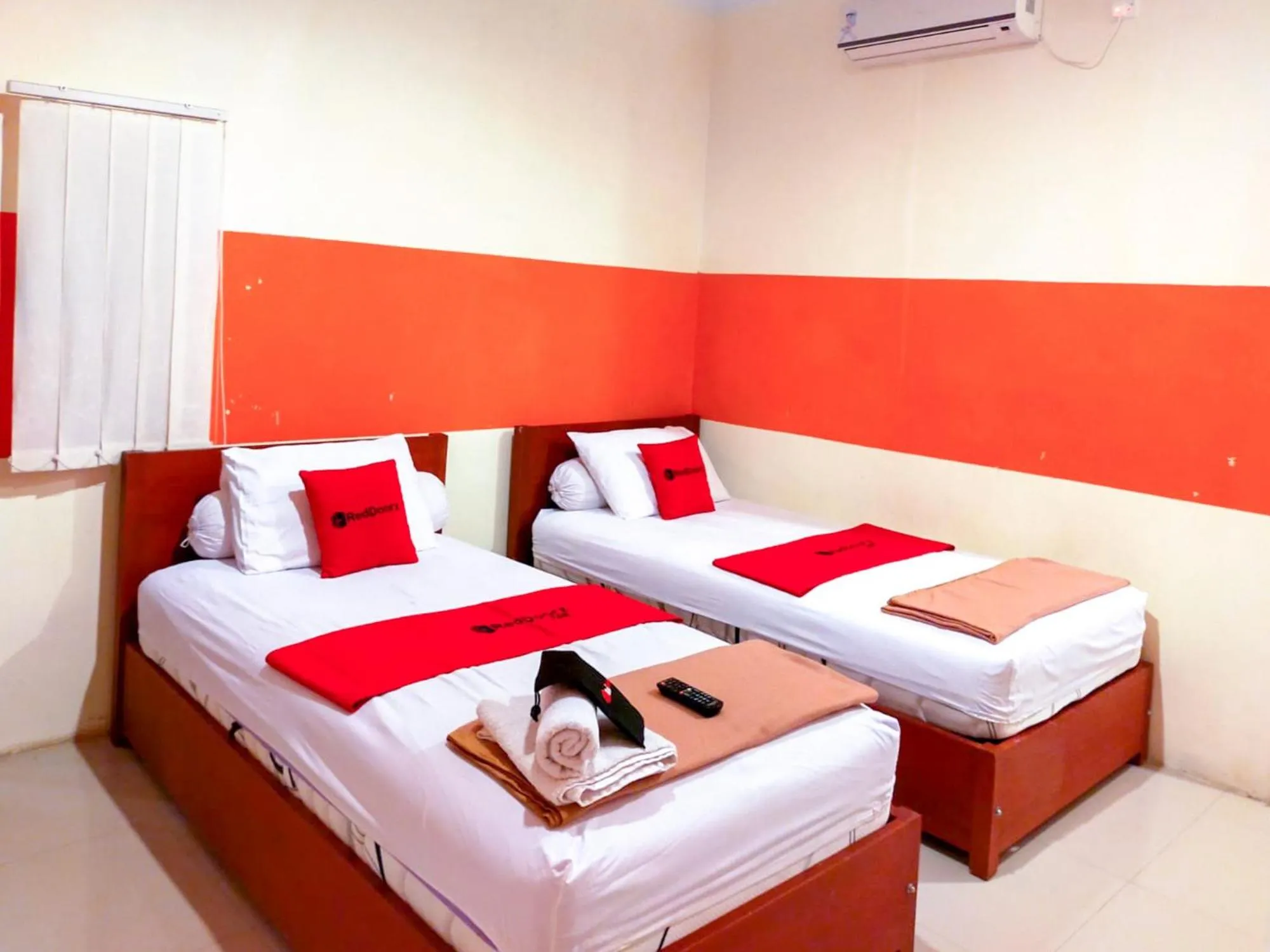 Bed in RedDoorz Near Jalan Jendral Sudirman