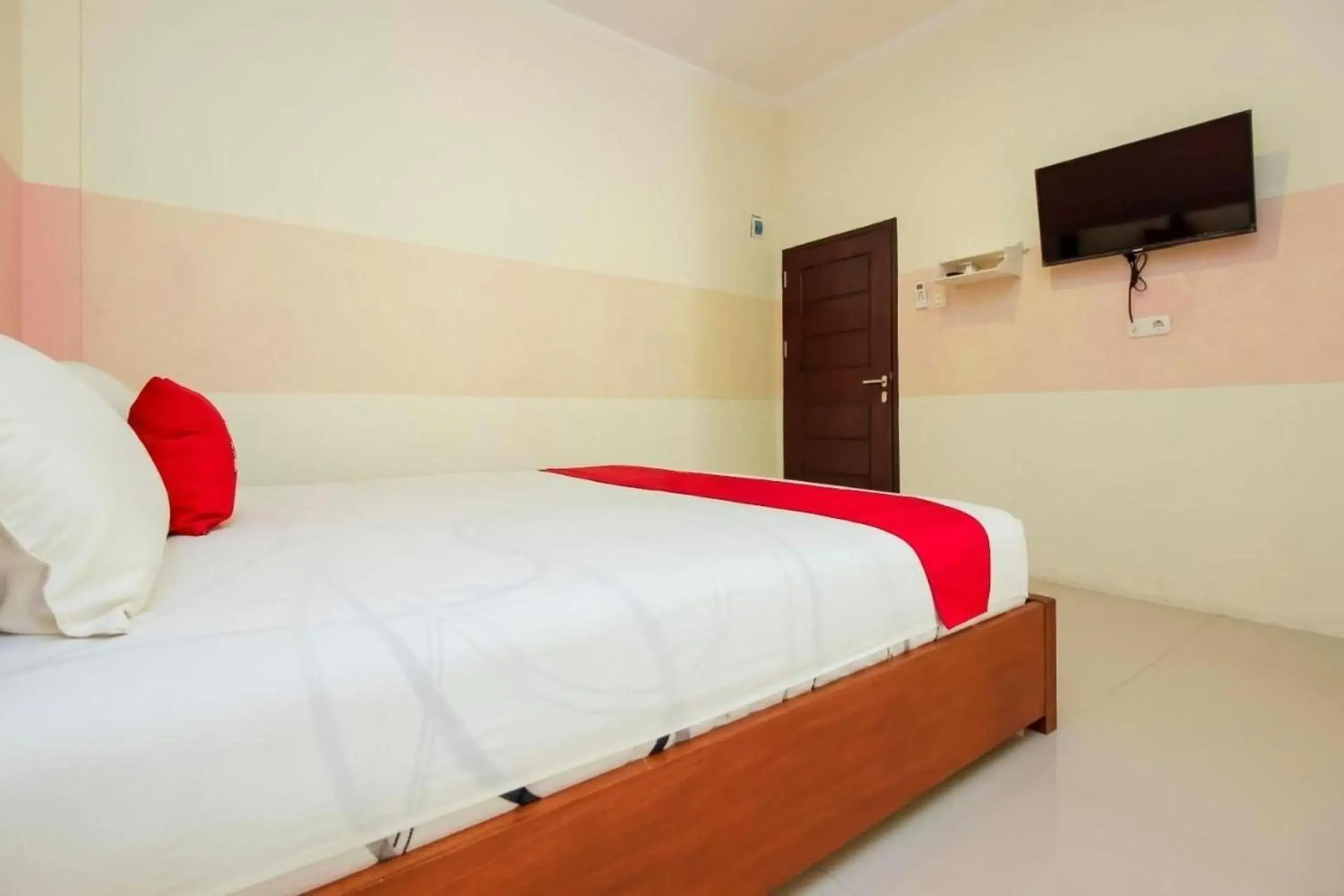 Bed in RedDoorz Near Jalan Jendral Sudirman Bed in RedDoorz Near Jalan Jendral Sudirman