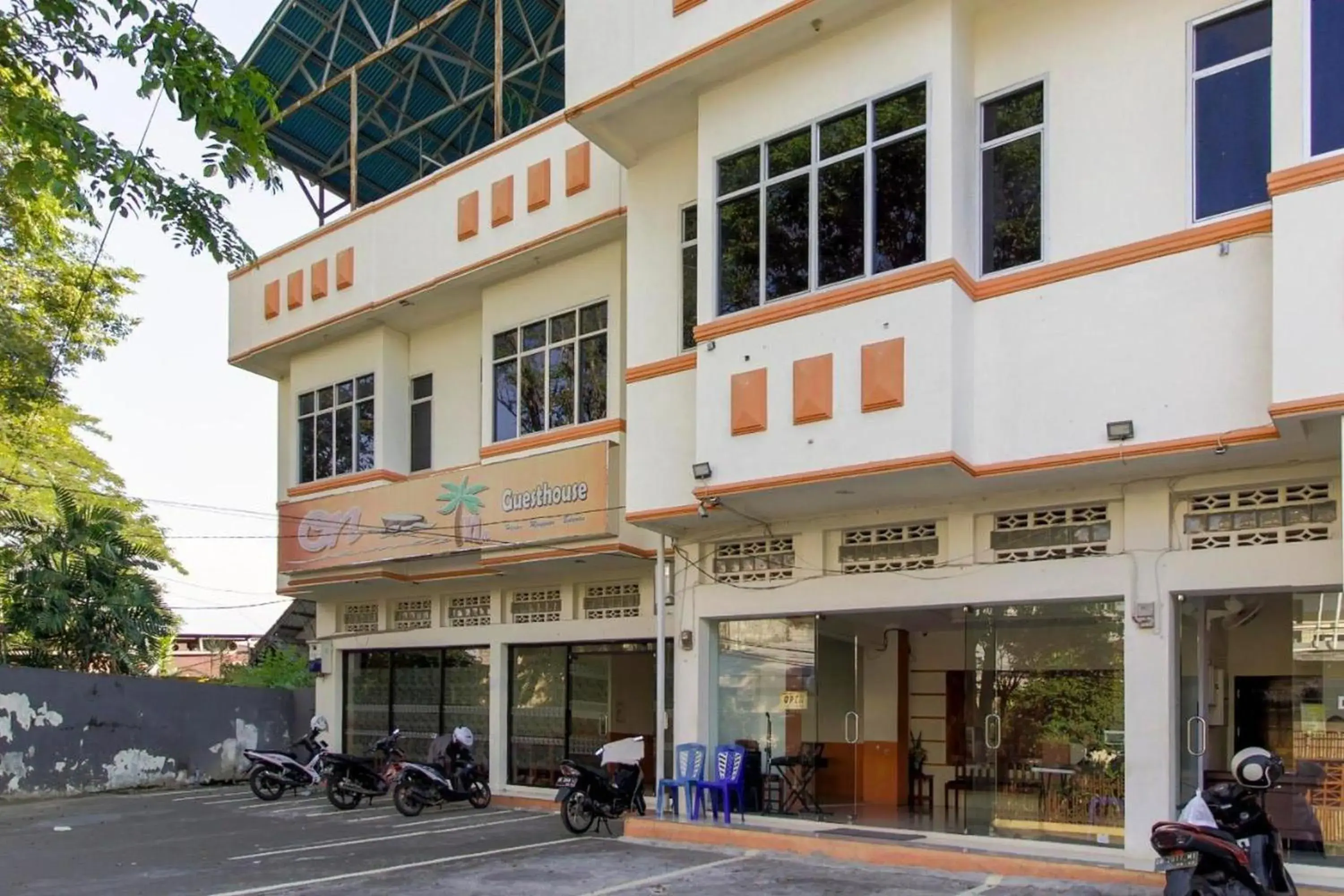 Property building in RedDoorz Near Jalan Jendral Sudirman Property building in RedDoorz Near Jalan Jendral Sudirman