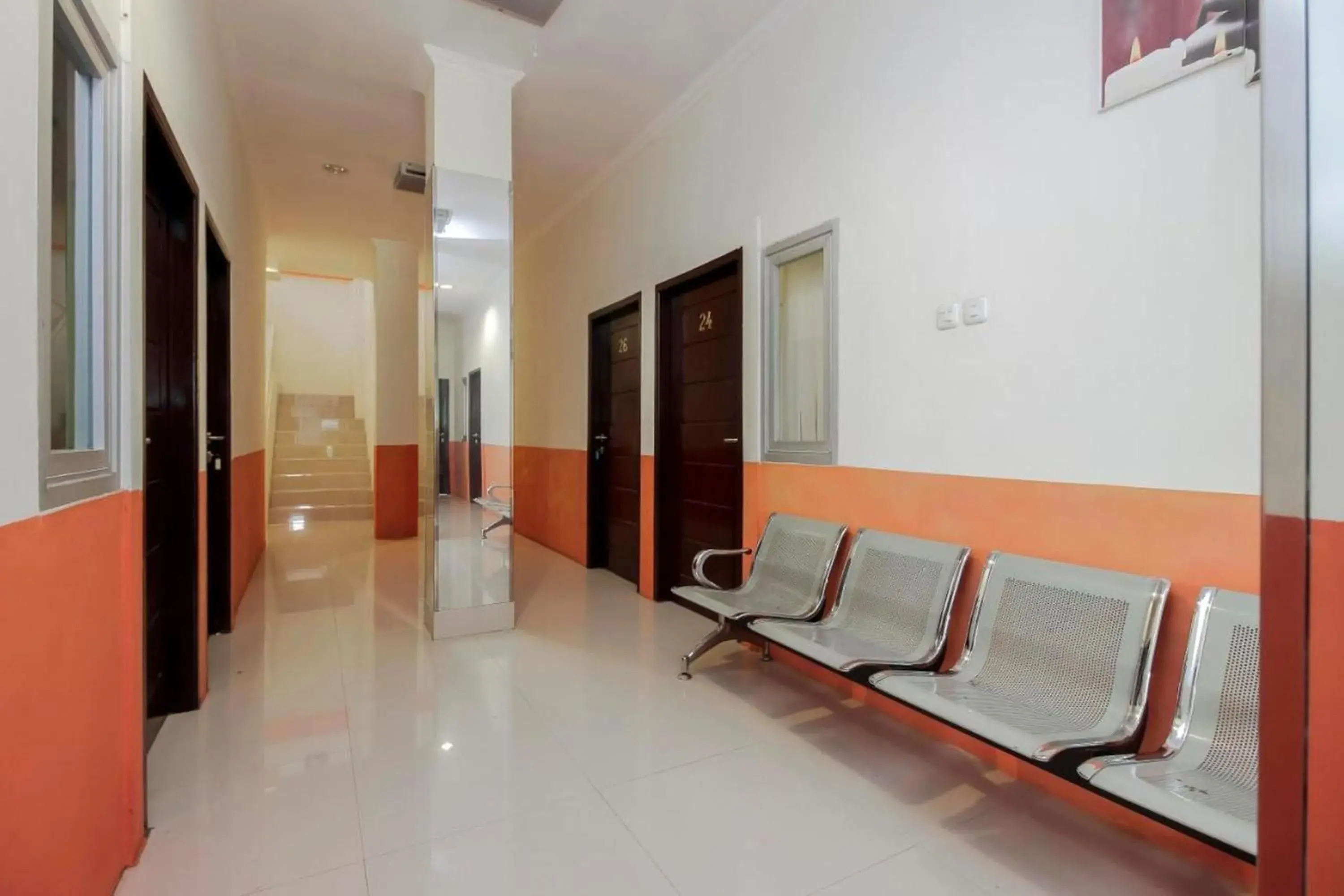 Living room in RedDoorz Near Jalan Jendral Sudirman Living room in RedDoorz Near Jalan Jendral Sudirman