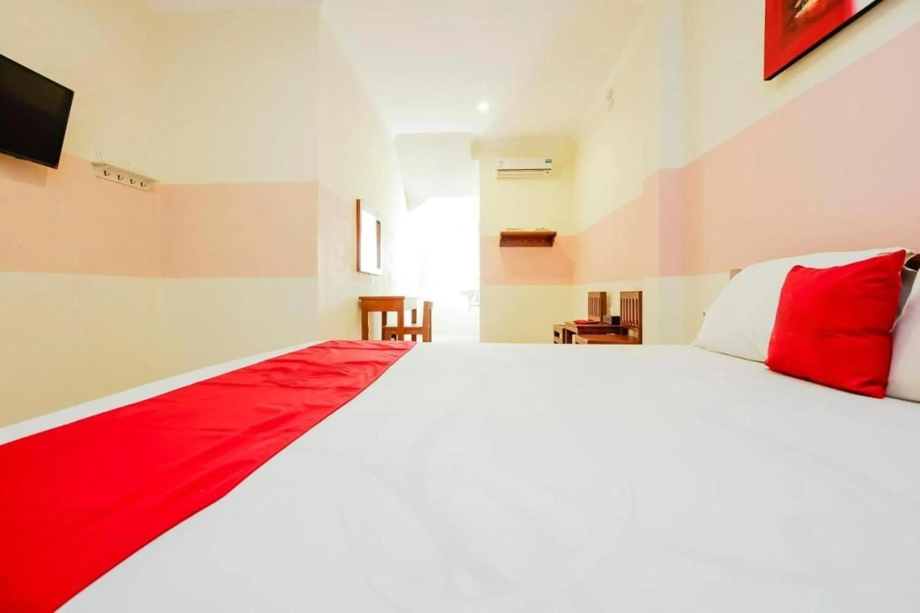 Bed in RedDoorz Near Jalan Jendral Sudirman