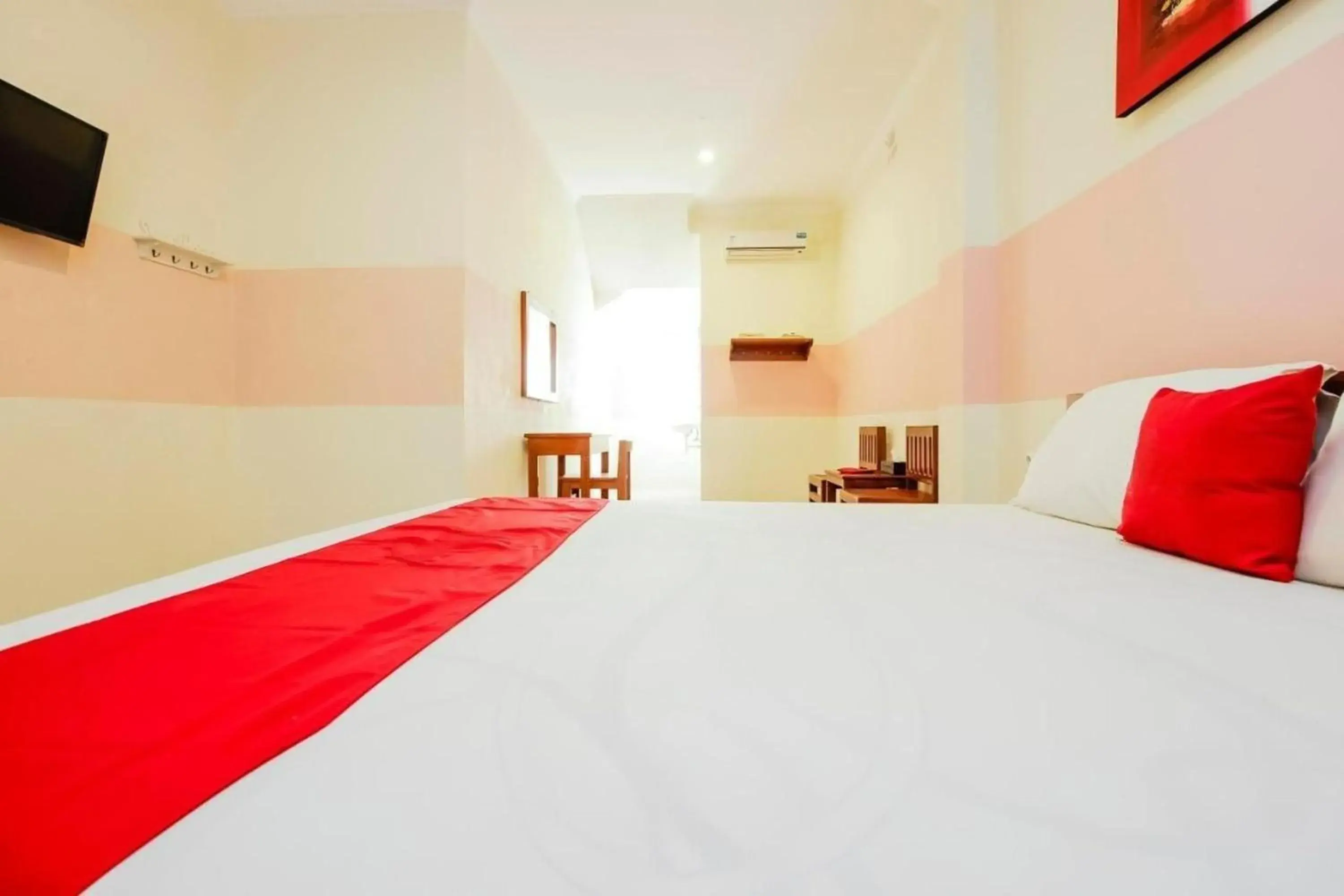 Bed in RedDoorz Near Jalan Jendral Sudirman Bed in RedDoorz Near Jalan Jendral Sudirman