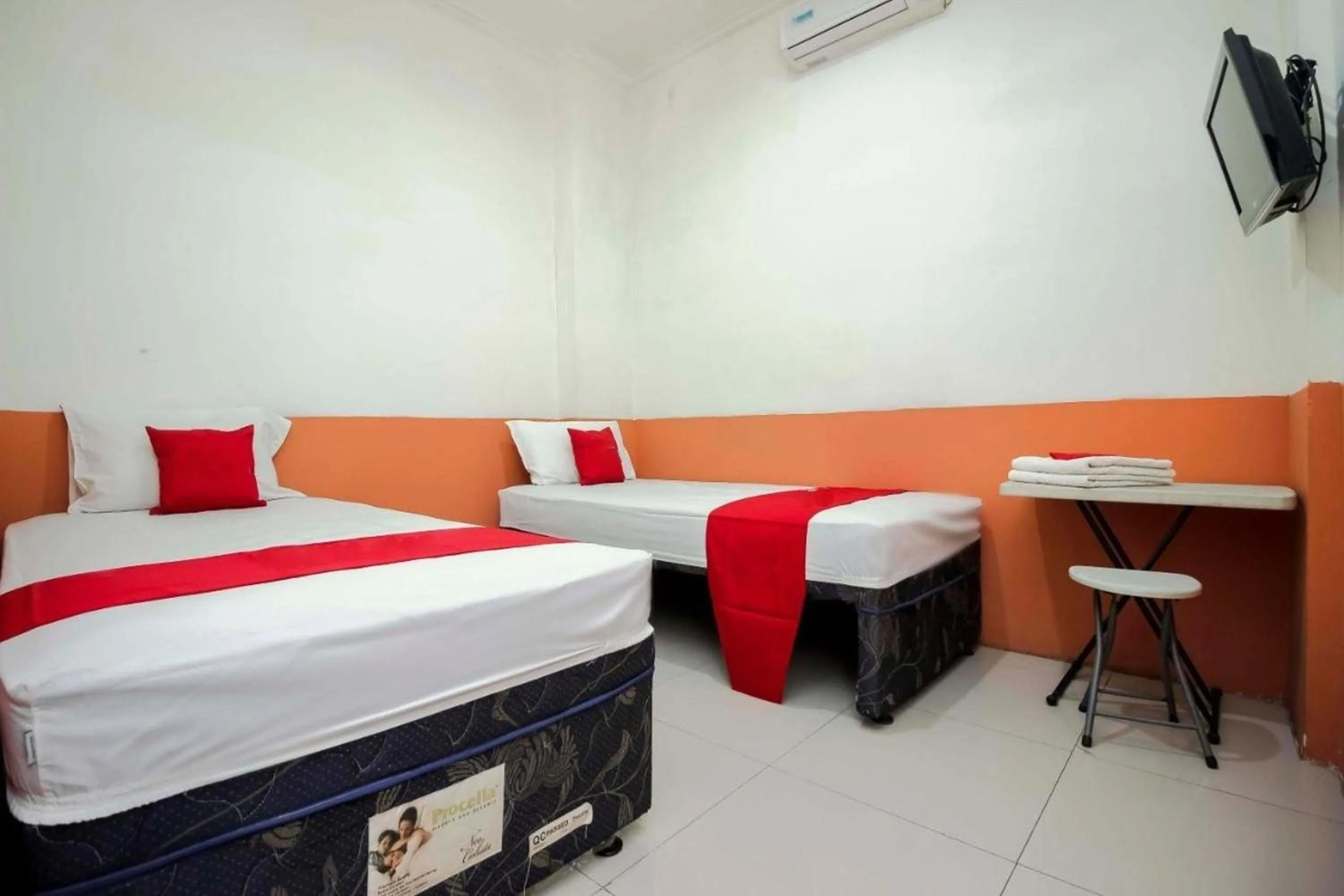 Bedroom, Bed in RedDoorz Near Jalan Jendral Sudirman