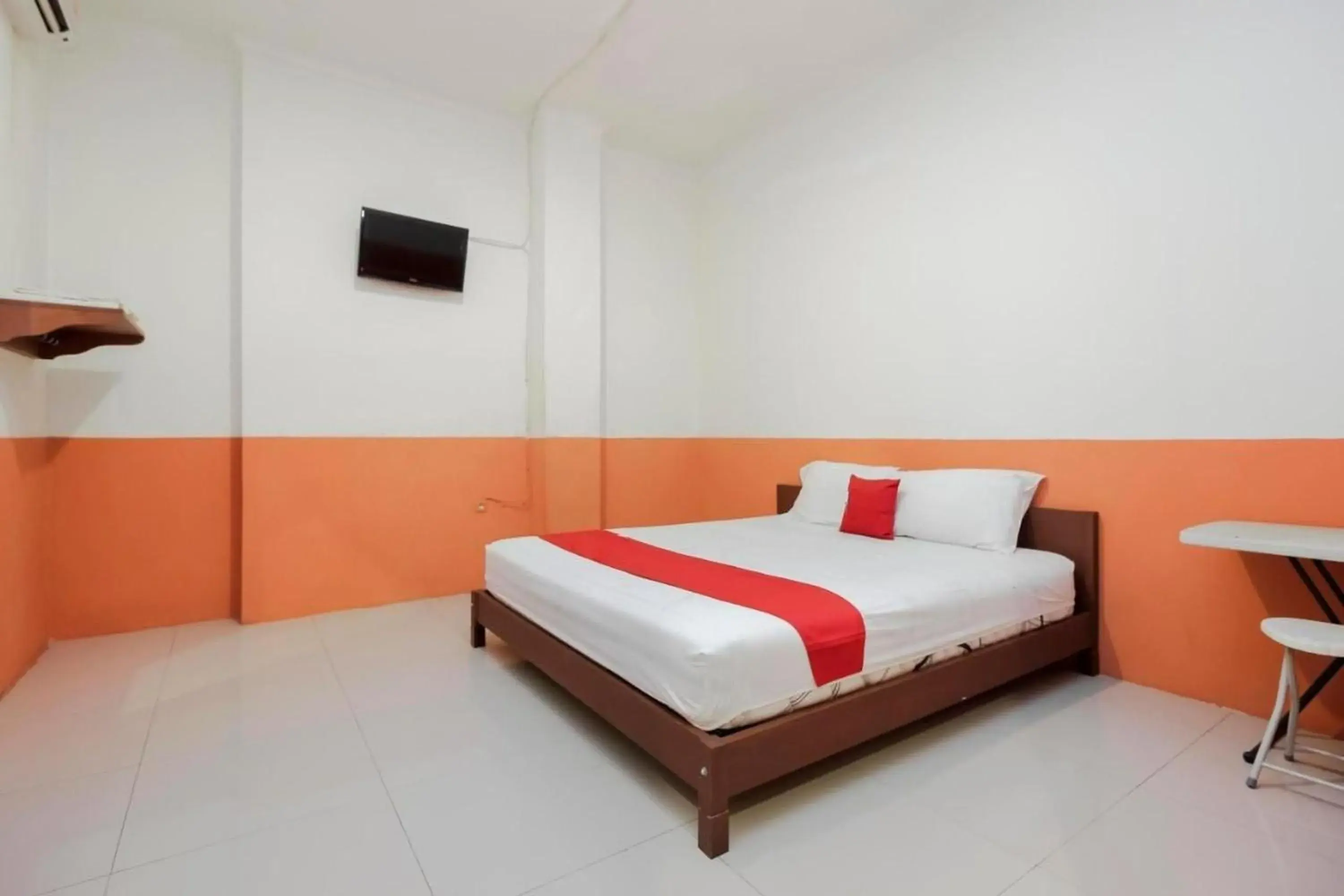 Bed in RedDoorz Near Jalan Jendral Sudirman Bed in RedDoorz Near Jalan Jendral Sudirman