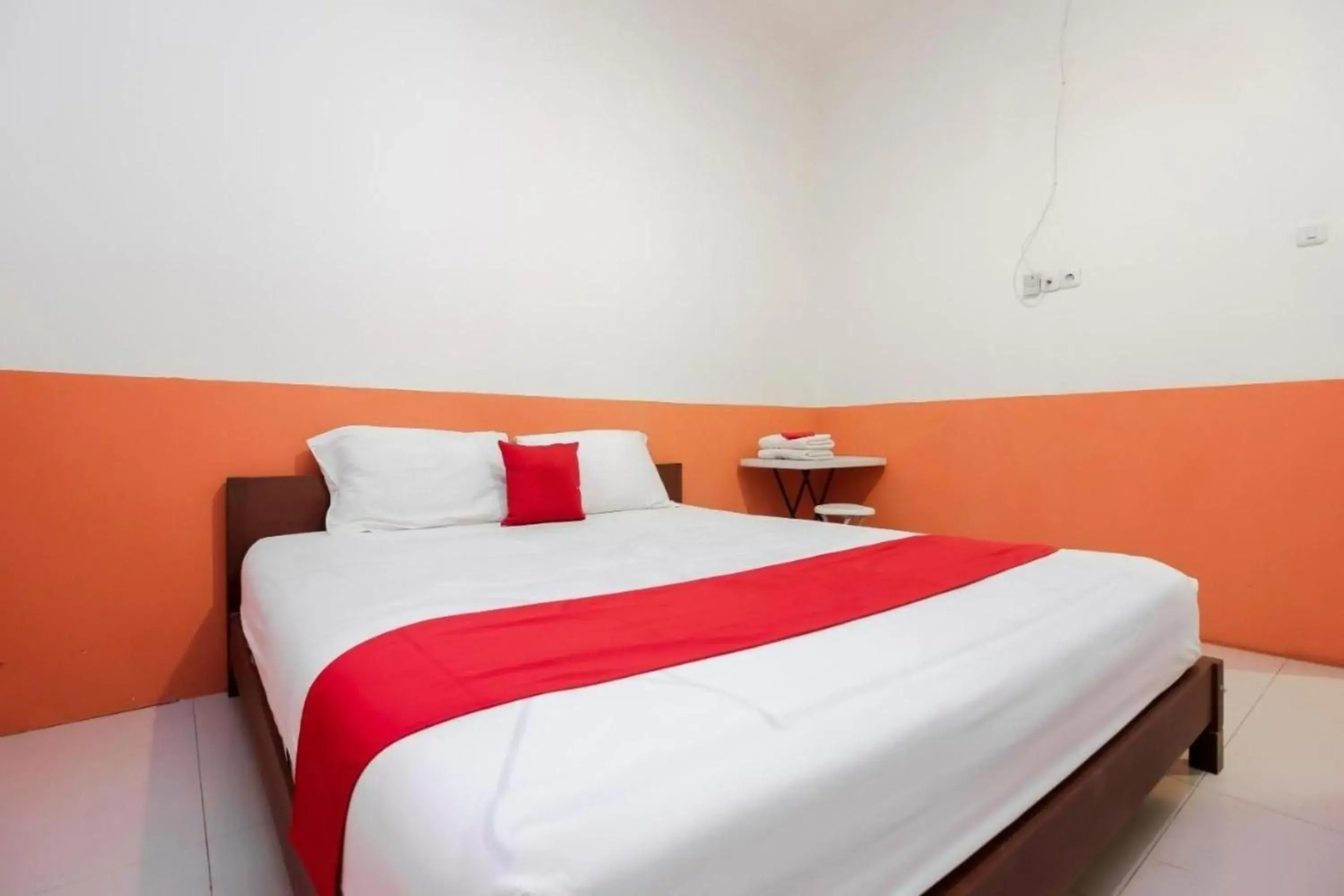 Bed in RedDoorz Near Jalan Jendral Sudirman Bed in RedDoorz Near Jalan Jendral Sudirman