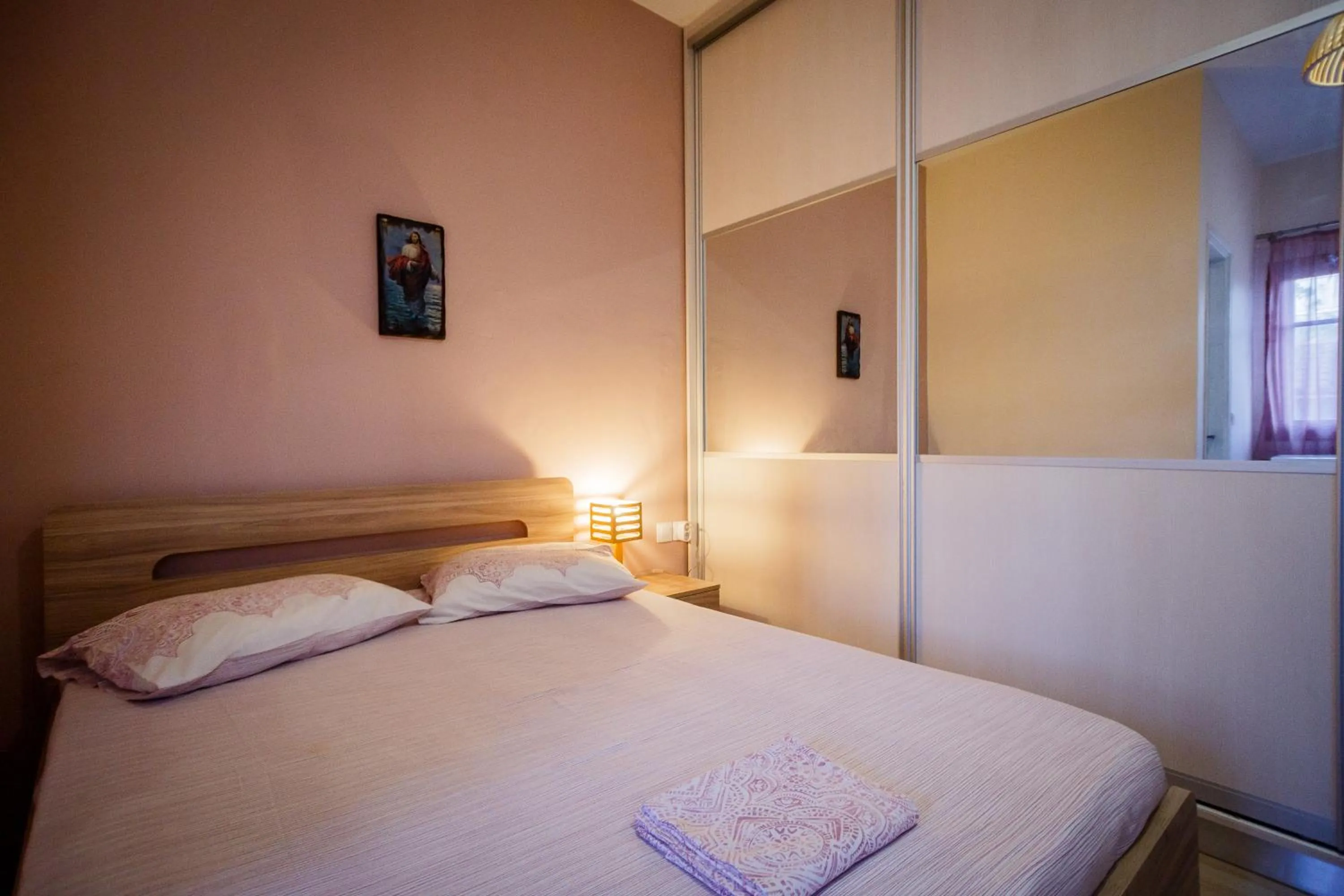 Bed in Sunny Sofi Studios