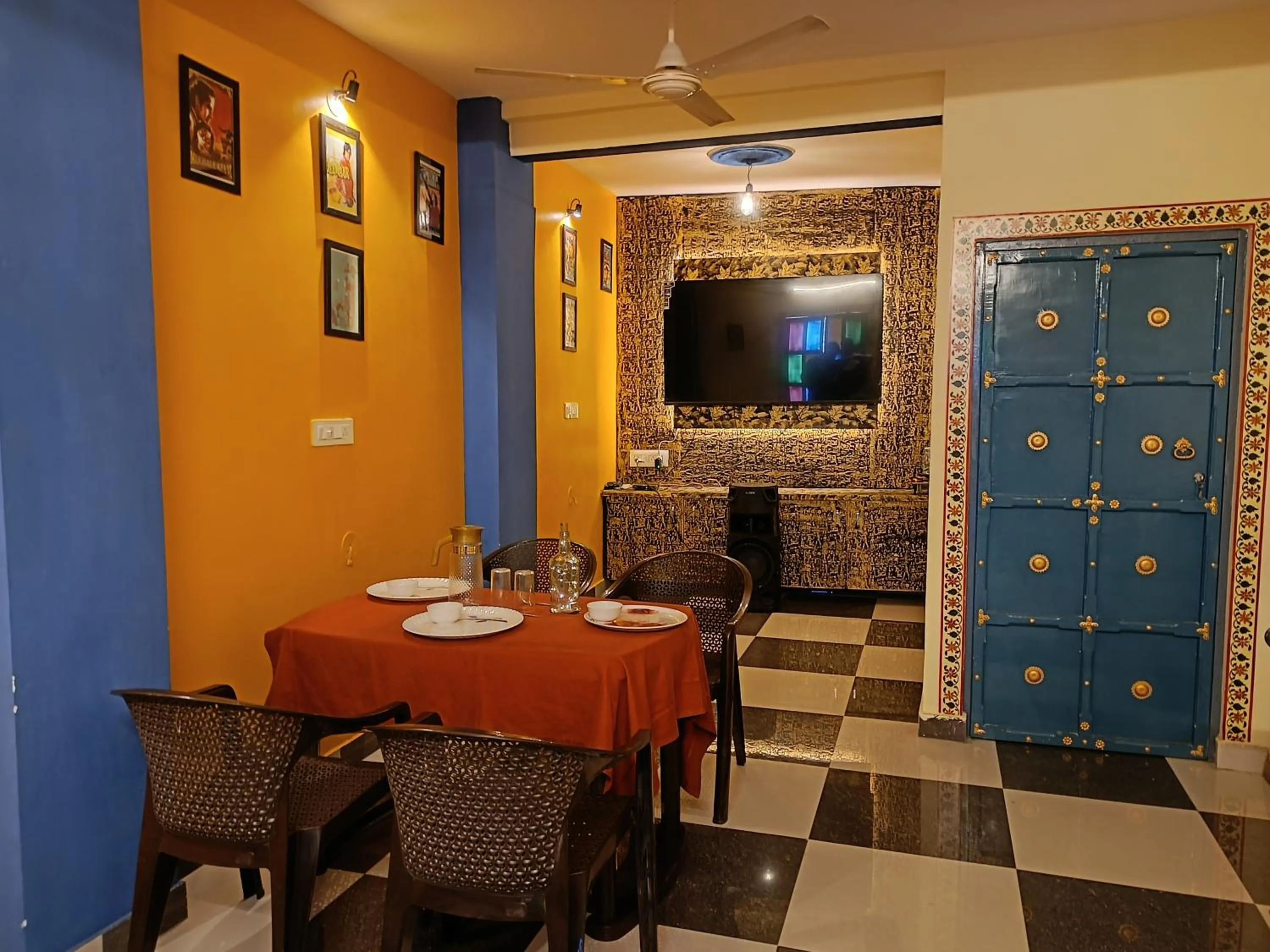 Communal lounge/ TV room in The Mehran way Homestay