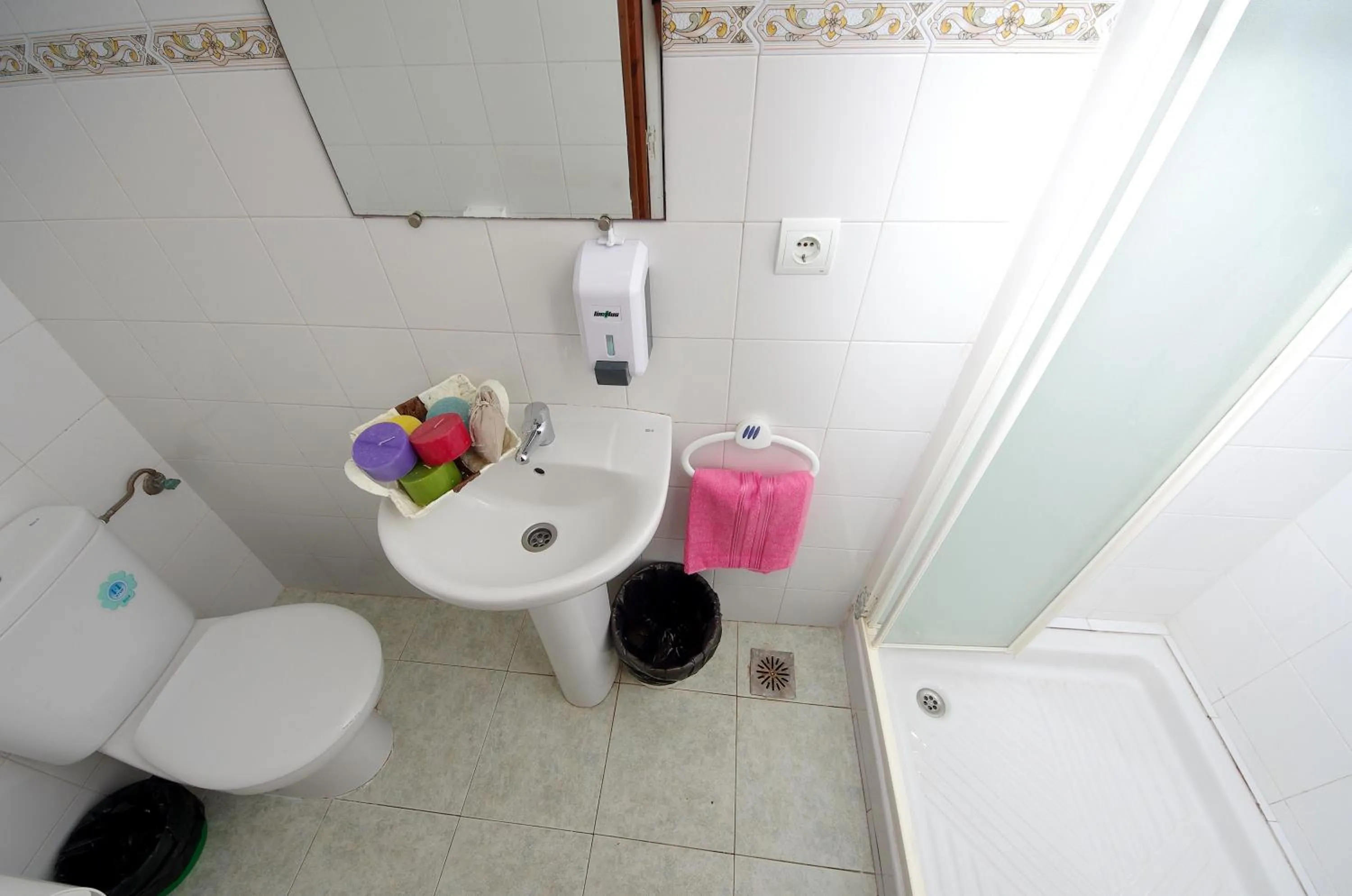 Shower in Pensión Aduar