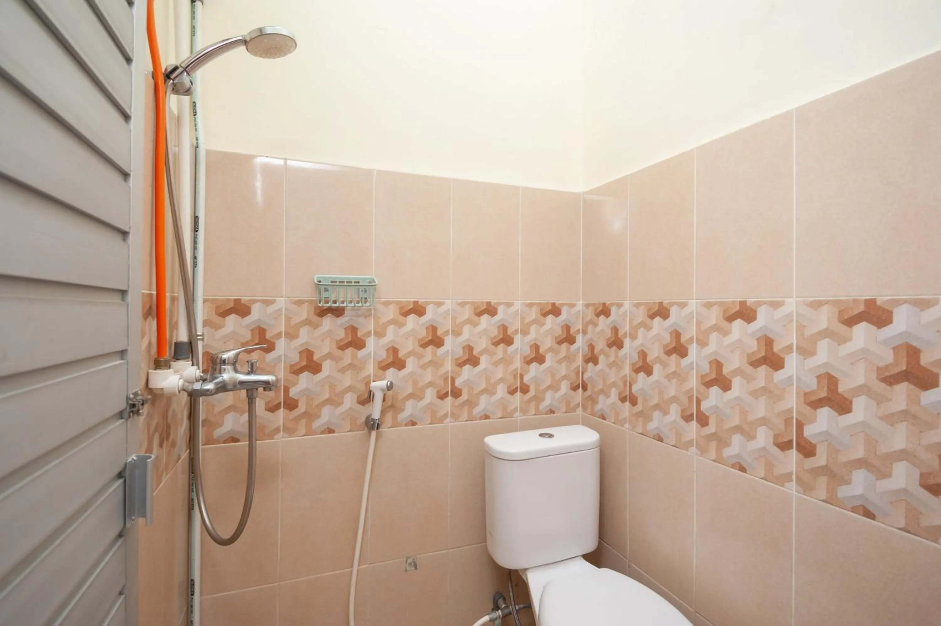 Bathroom in RedDoorz Syariah near RS Tentara Solok