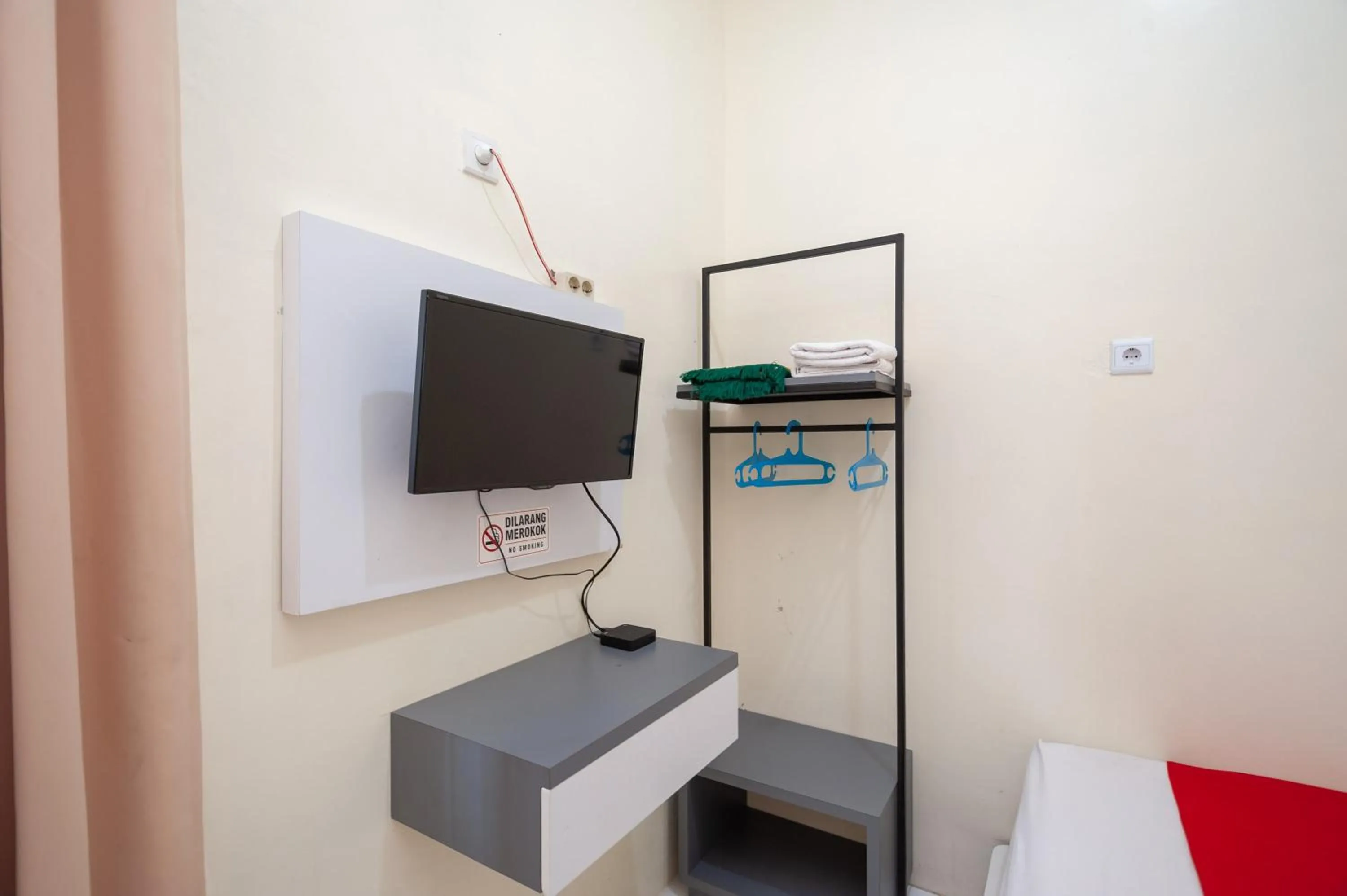 Bedroom in RedDoorz Syariah near RS Tentara Solok