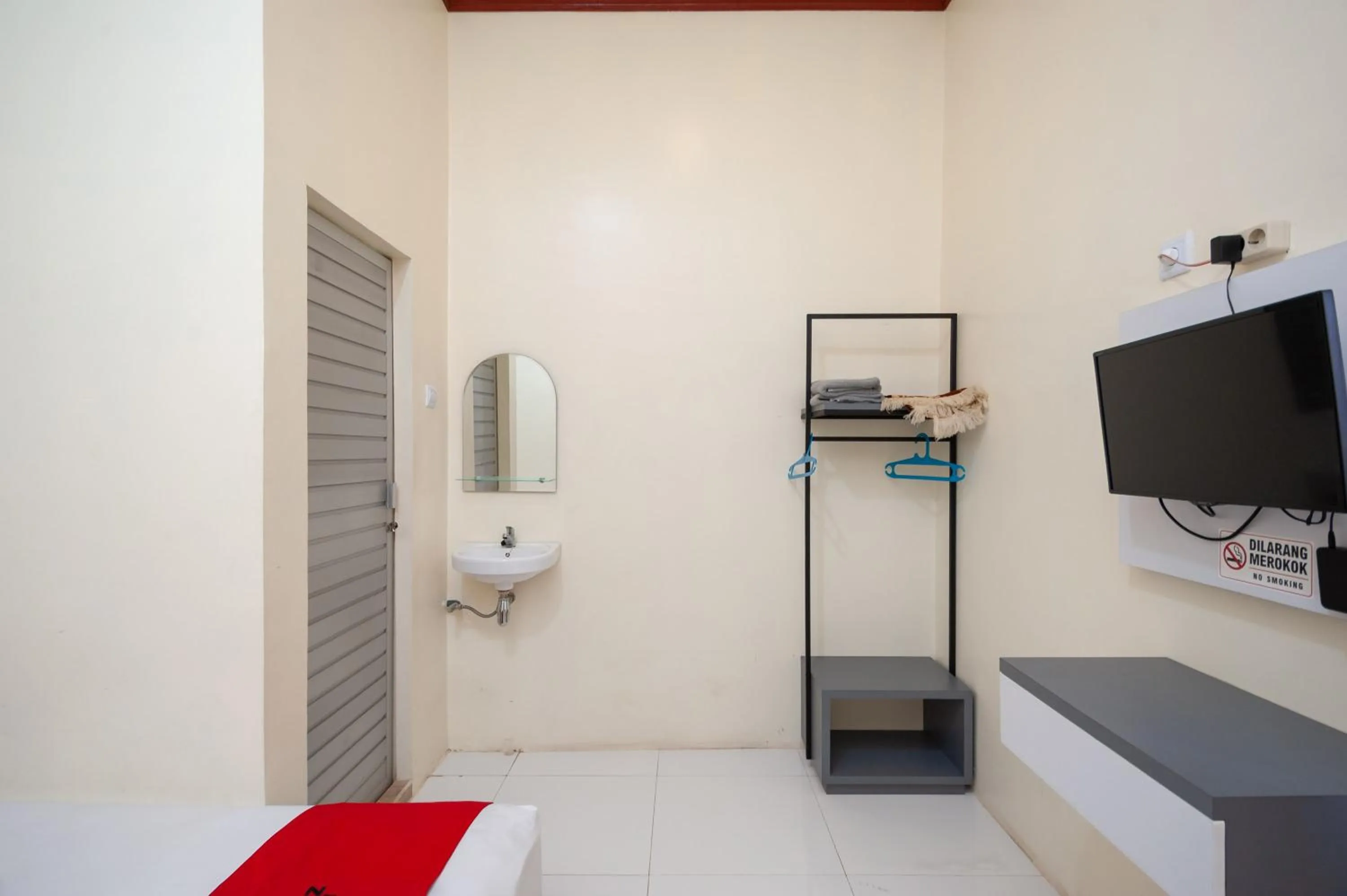 Bathroom, Bed in RedDoorz Syariah near RS Tentara Solok