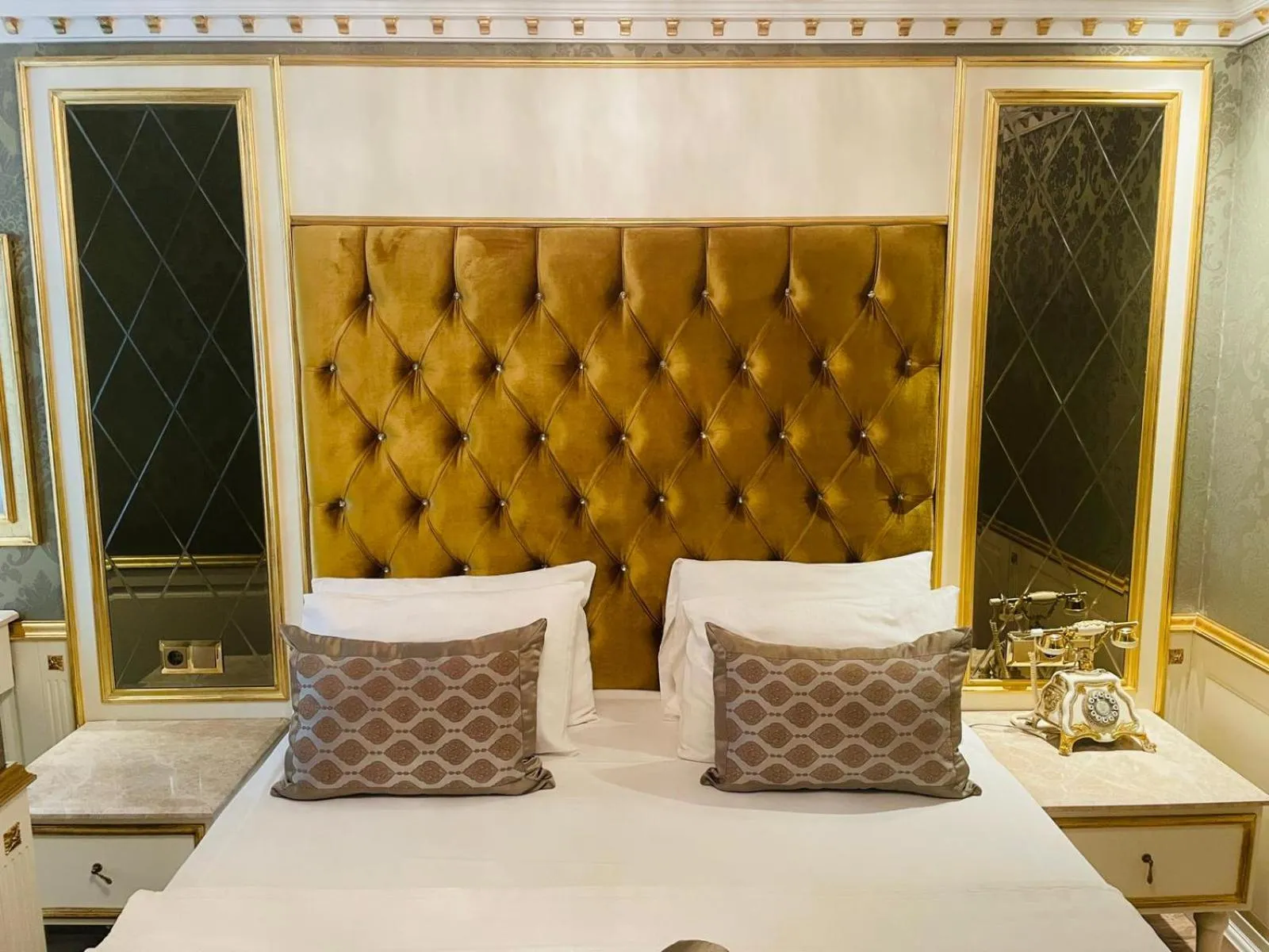 Bedroom, Bed in Emirhan Palace Hotel