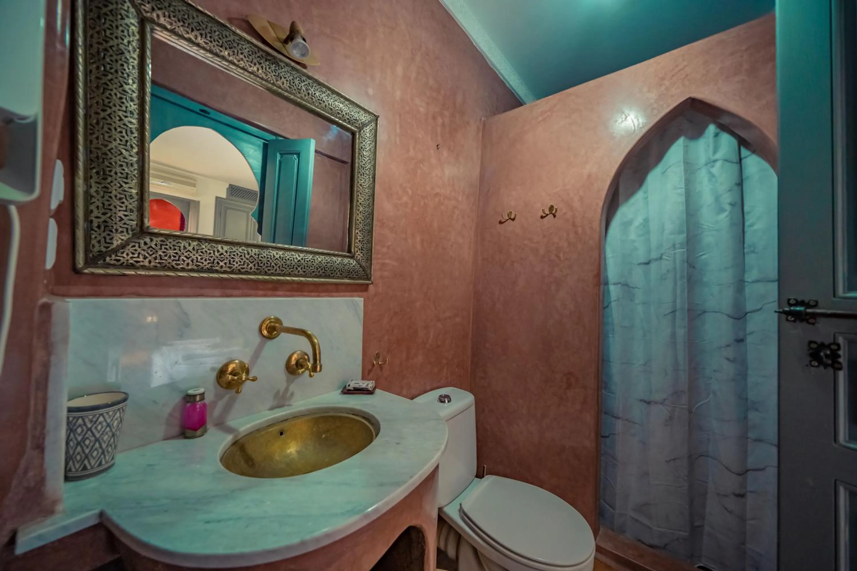 Bathroom in Riad Azawan