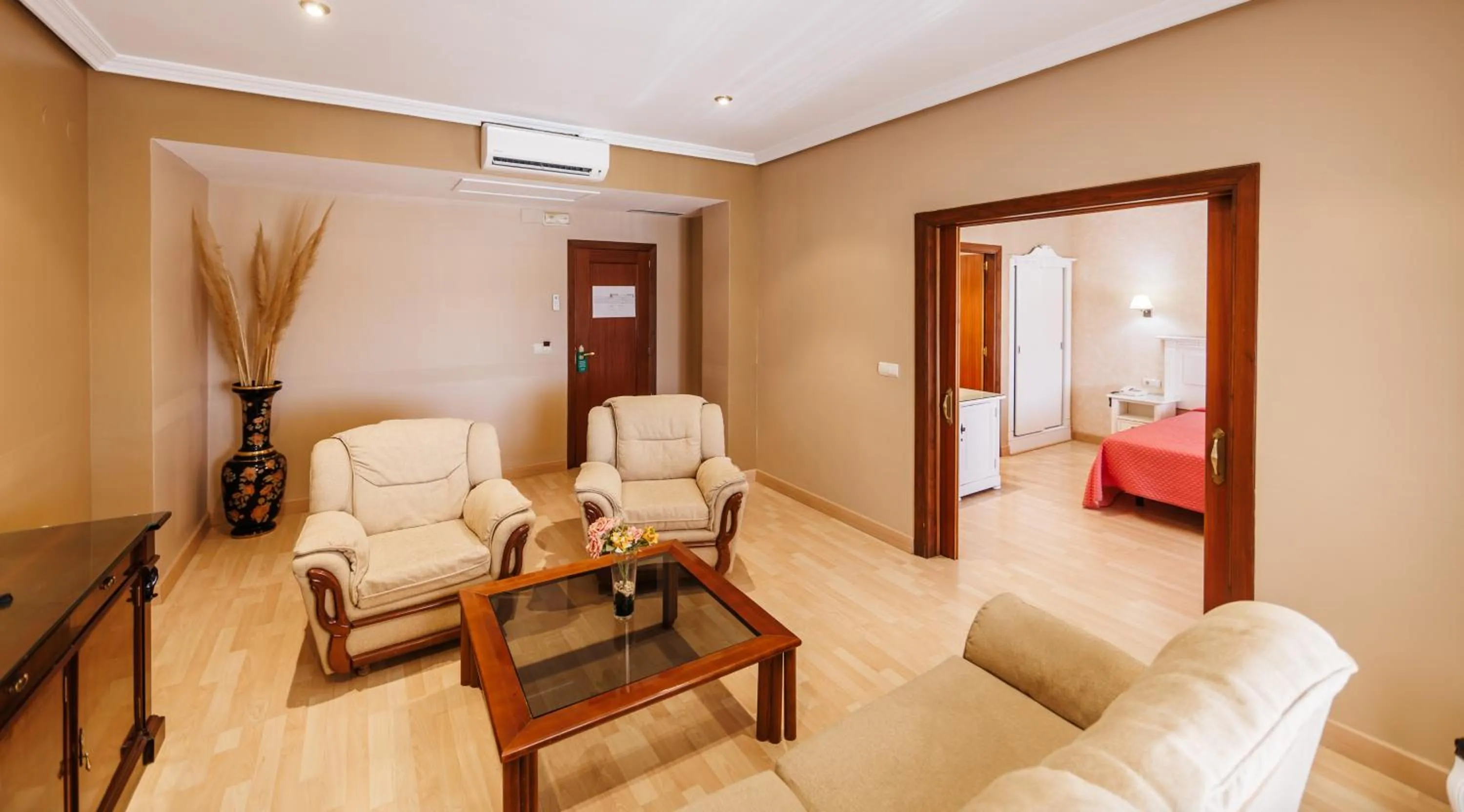 Living room, Bed in Hotel Acosta Vetonia