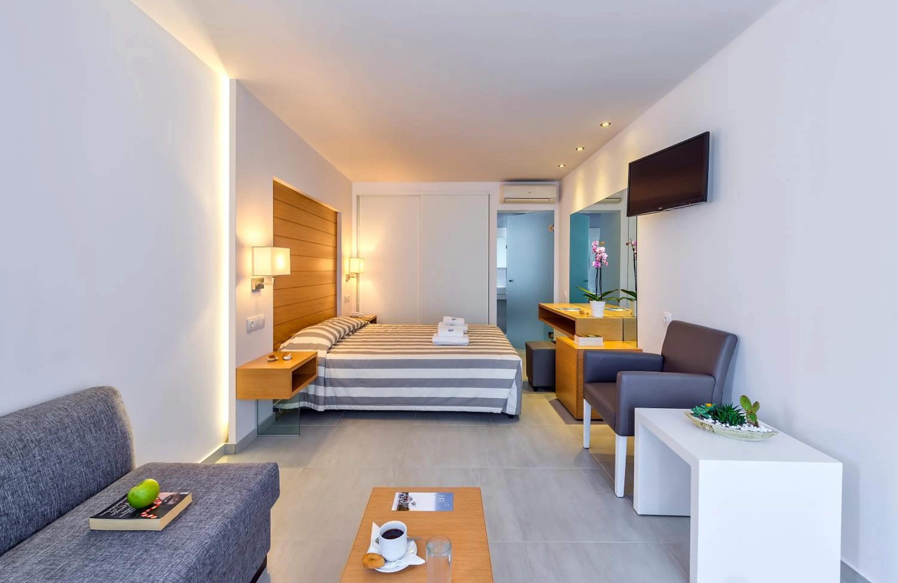 TV and multimedia, Bed in Happy Days Beach Hotel