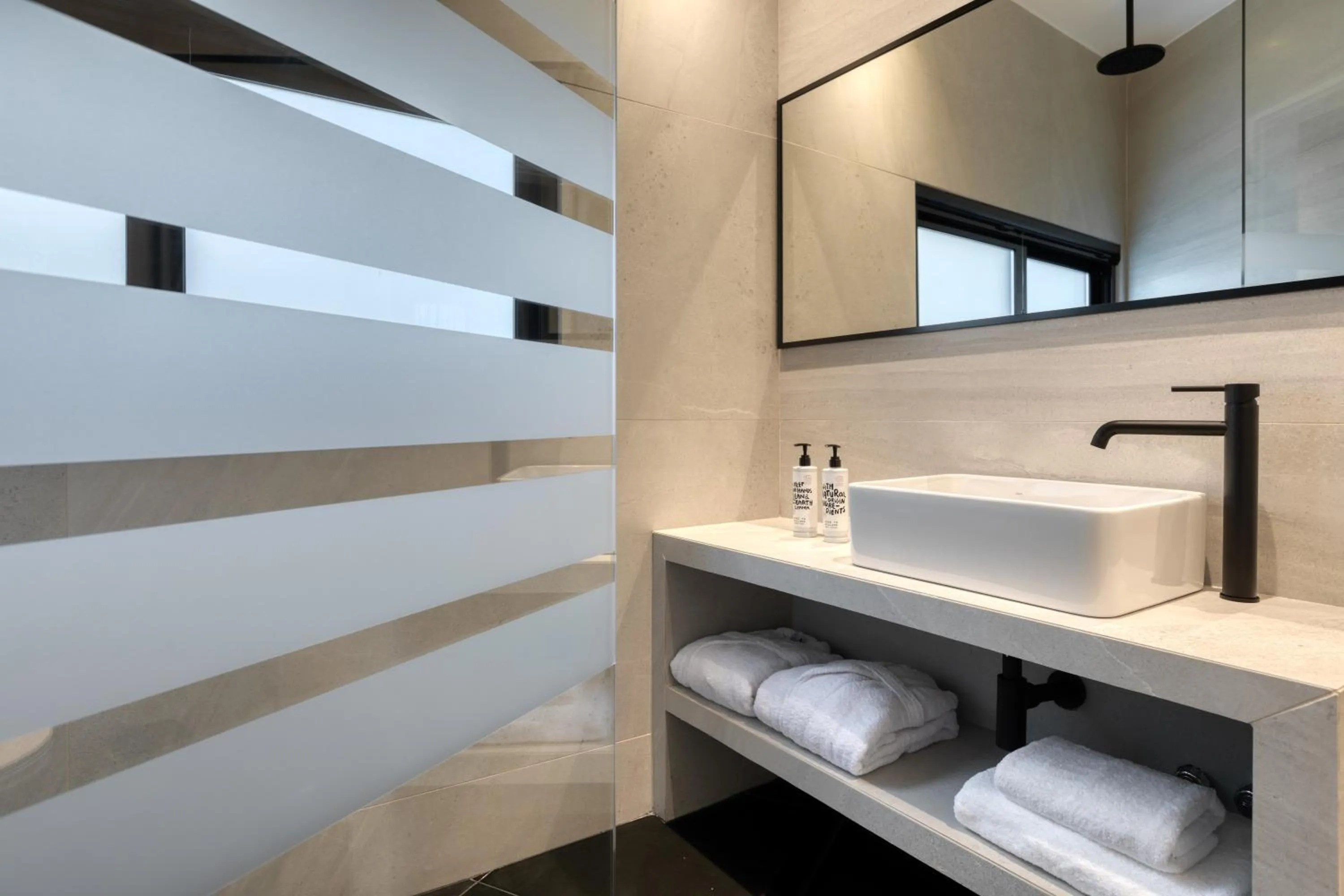 Bathroom in Koniama Acropolis