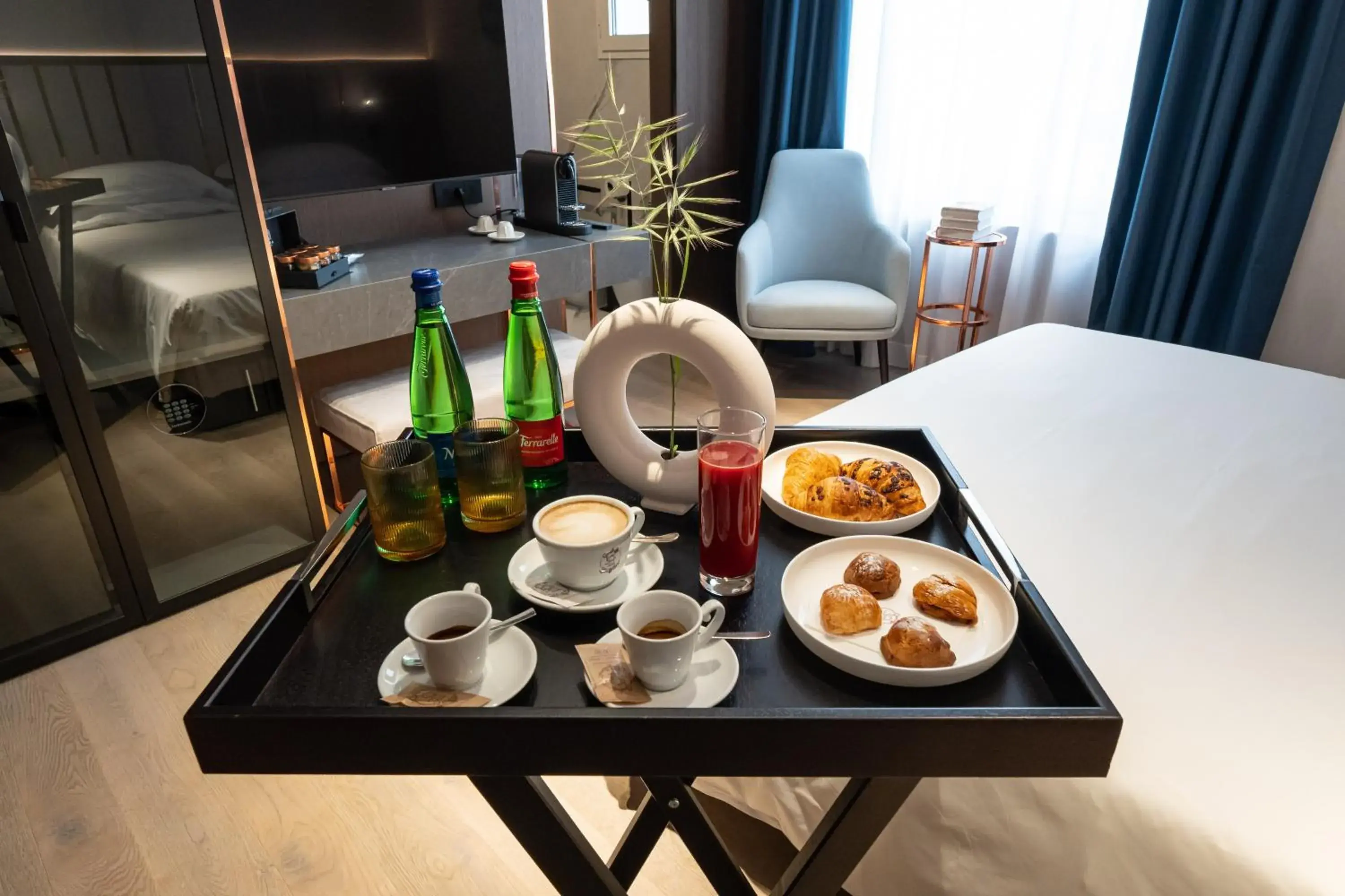 Breakfast, Bed in Agra Suites Breakfast, Bed in Agra Suites