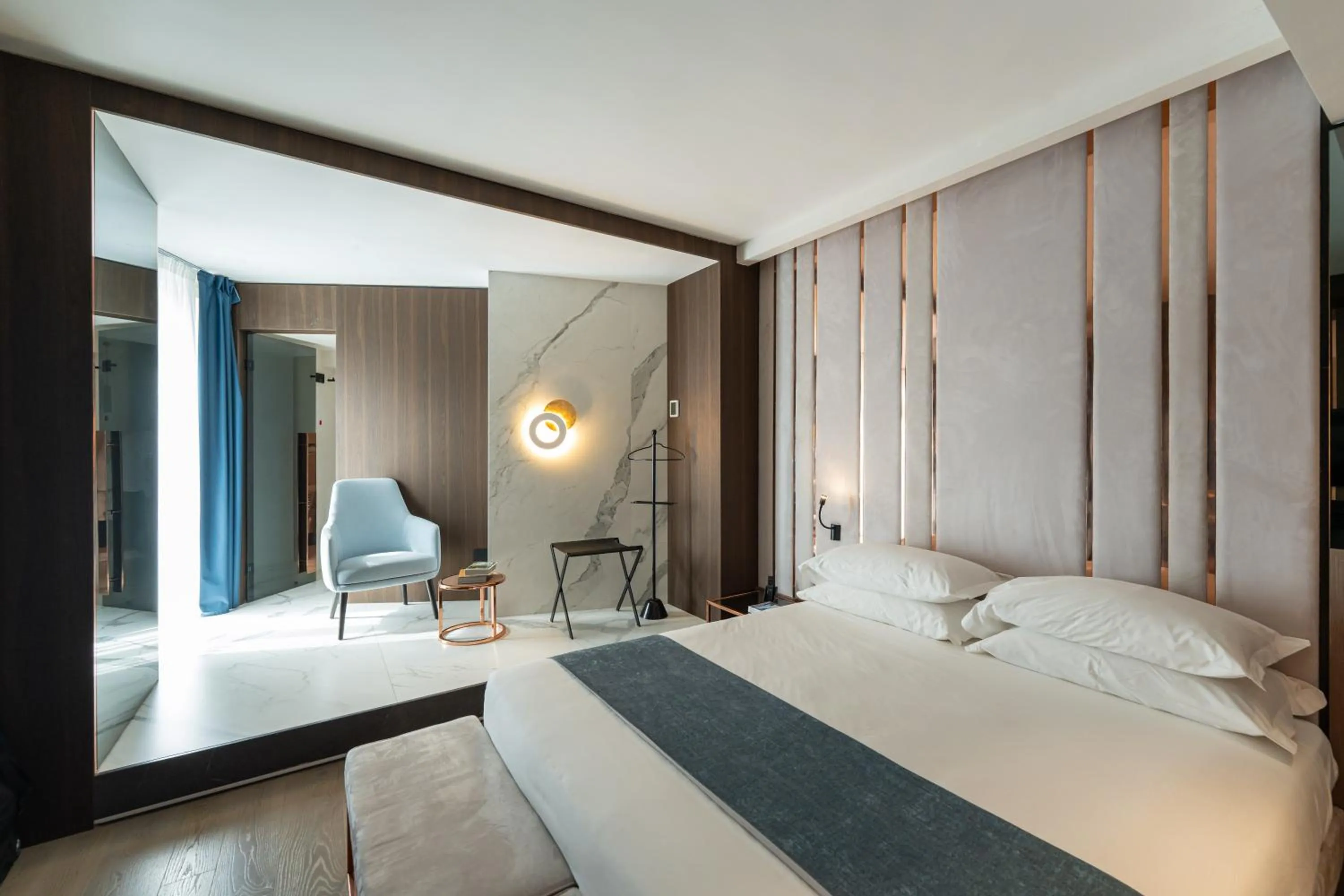 Photo of the whole room, Bed in Agra Suites