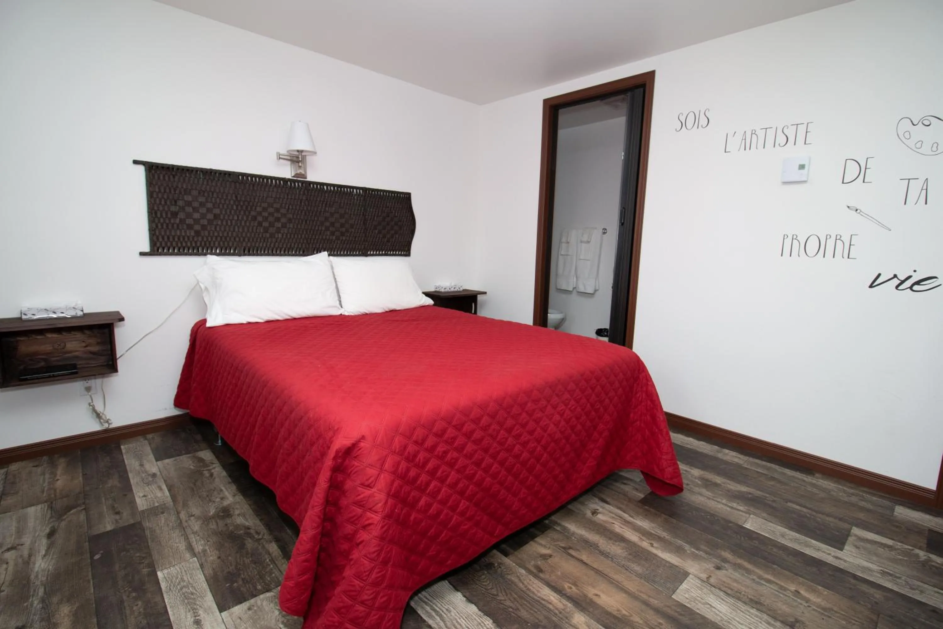 Bedroom, Bed in Motel Au Bord de l'Eau