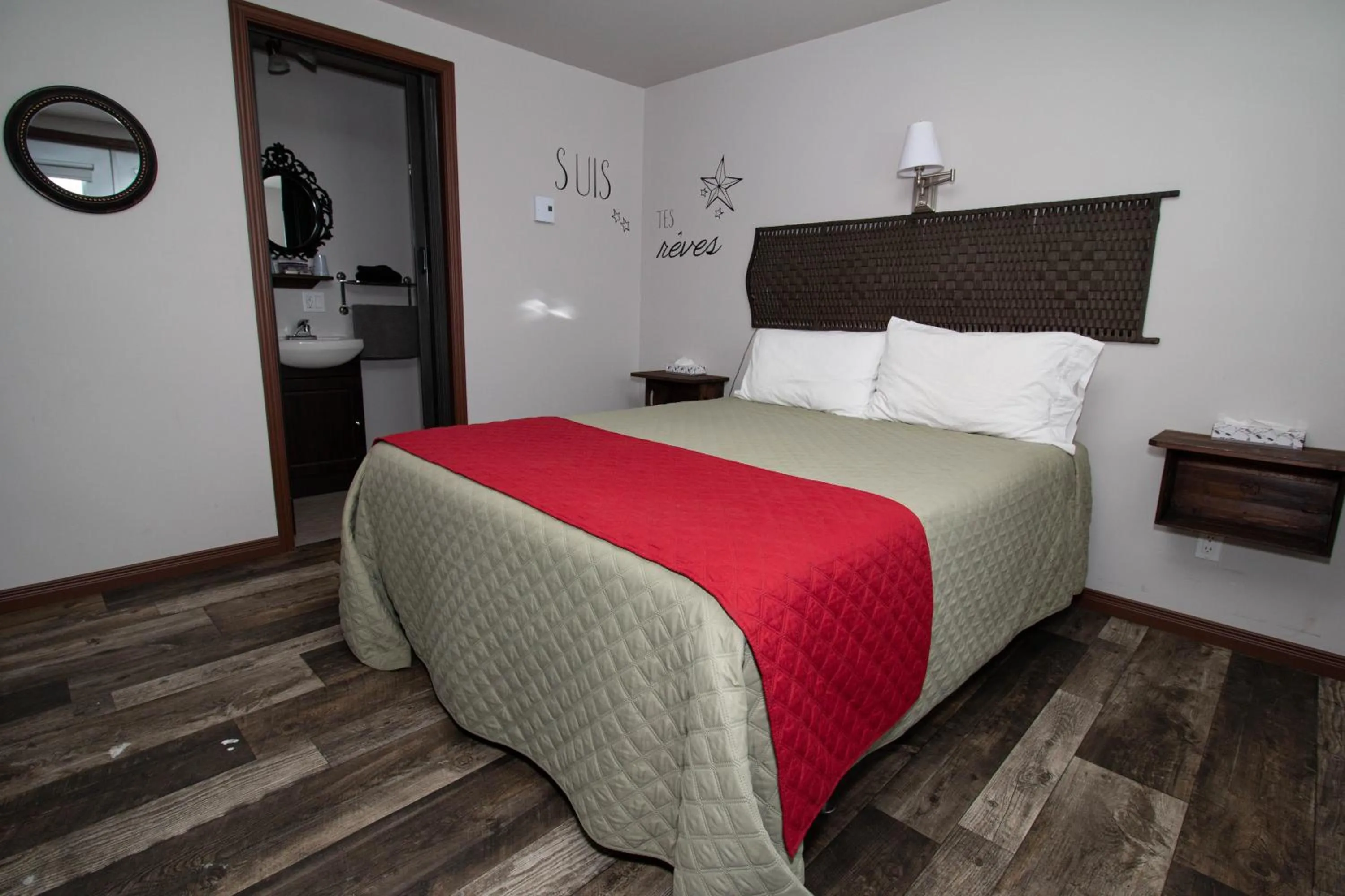 Bedroom, Bed in Motel Au Bord de l'Eau