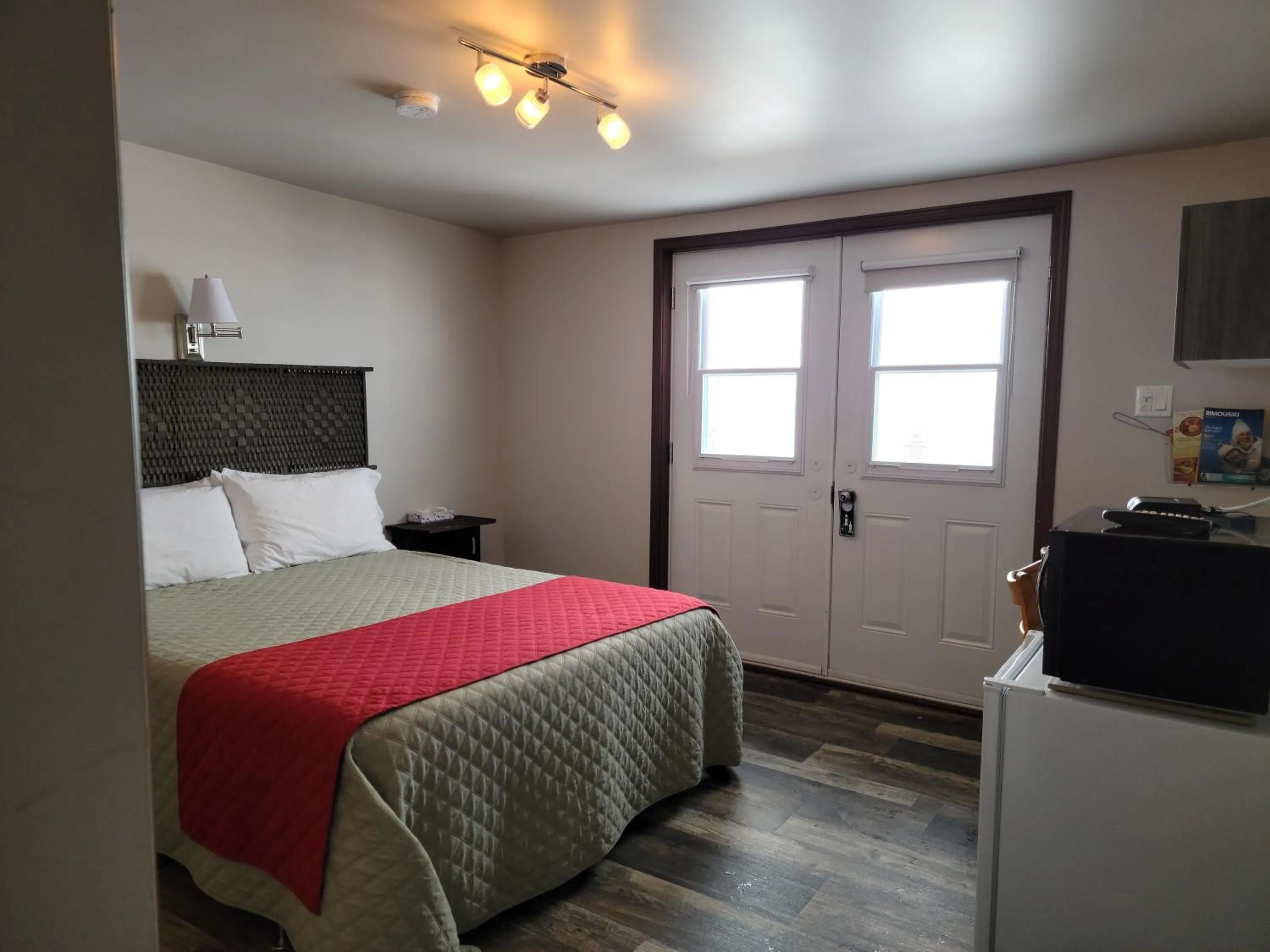 Photo of the whole room, Bed in Motel Au Bord de l'Eau