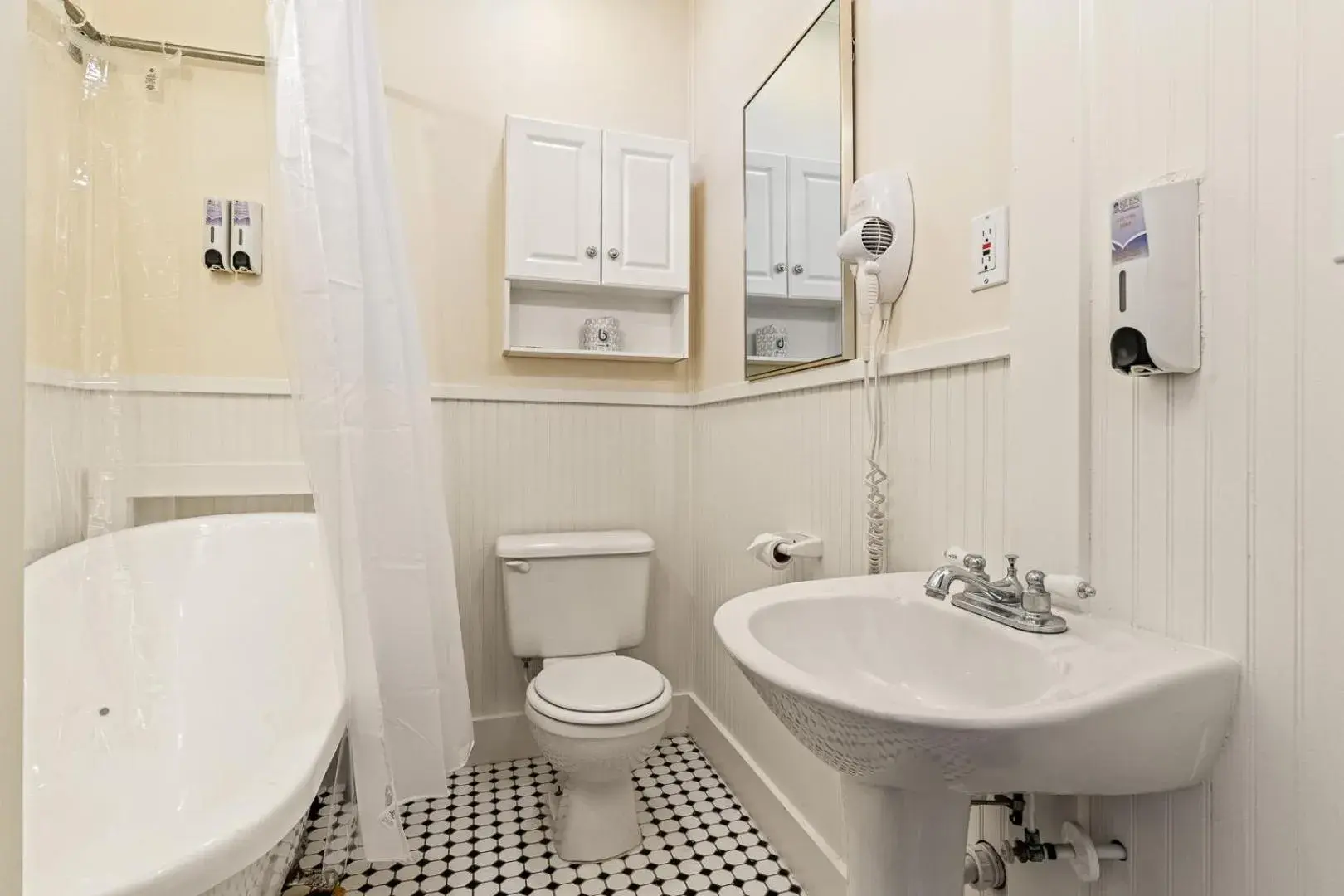 Standard Queen Room in Nags Head Beach Inn by KEES Vacations Standard Queen Room in Nags Head Beach Inn by KEES Vacations