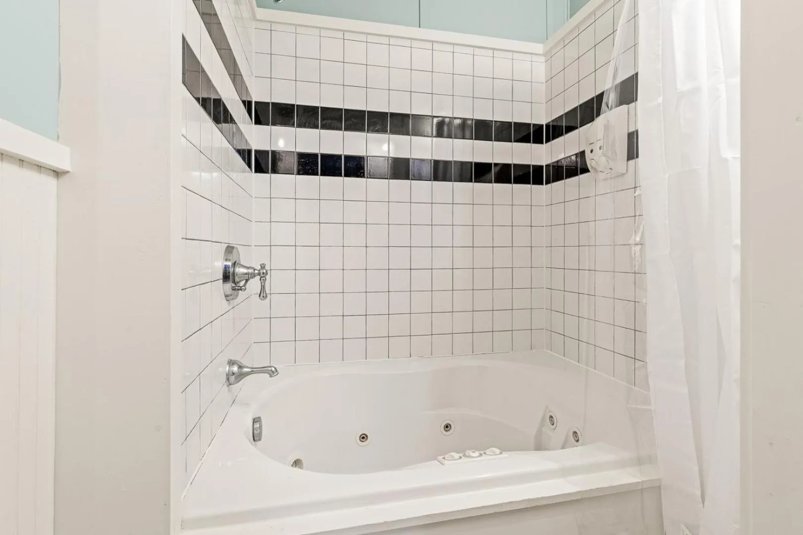 Bath in Nags Head Beach Inn by KEES Vacations