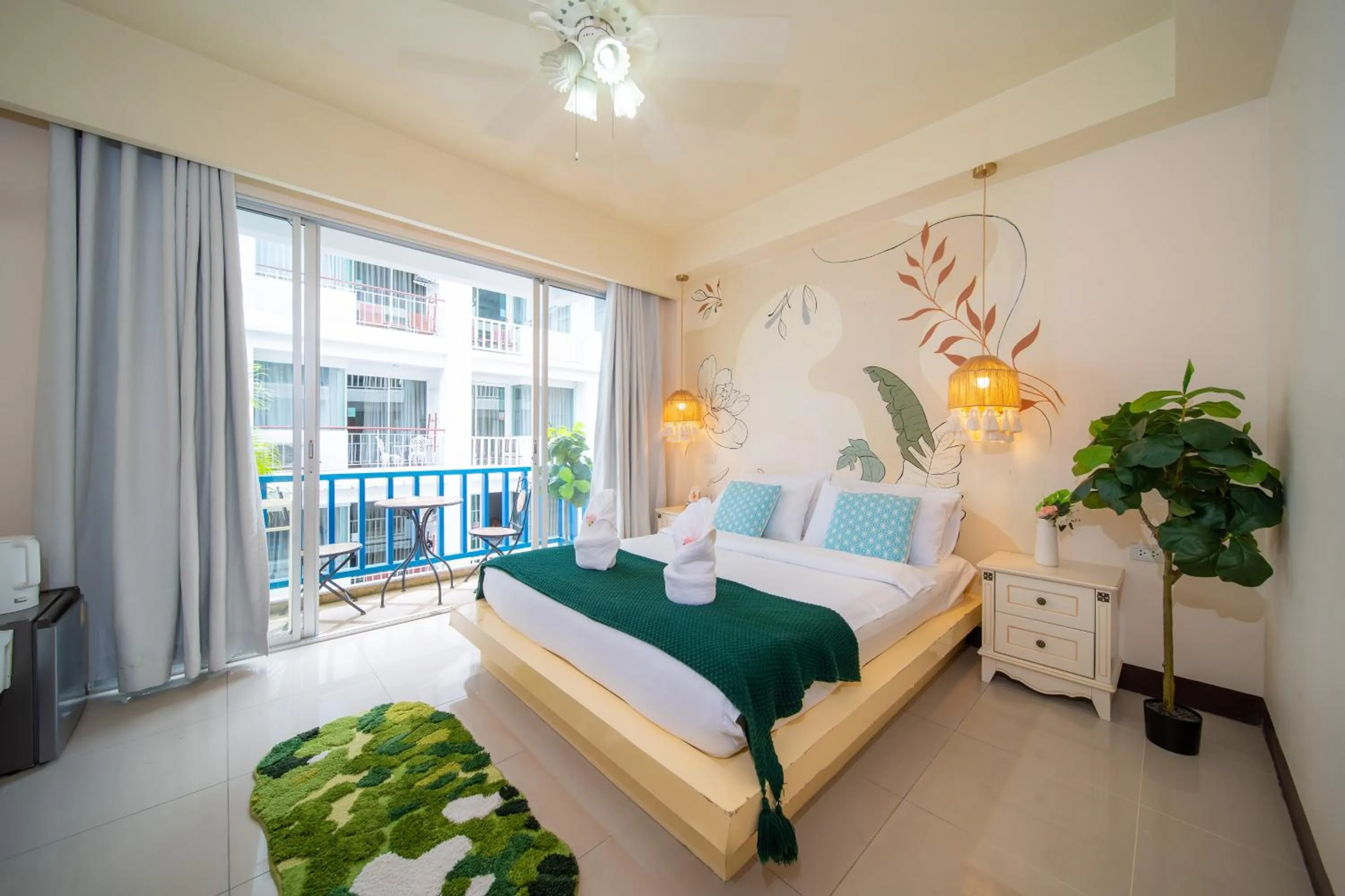 Bed in Patong Beach Side Hotel