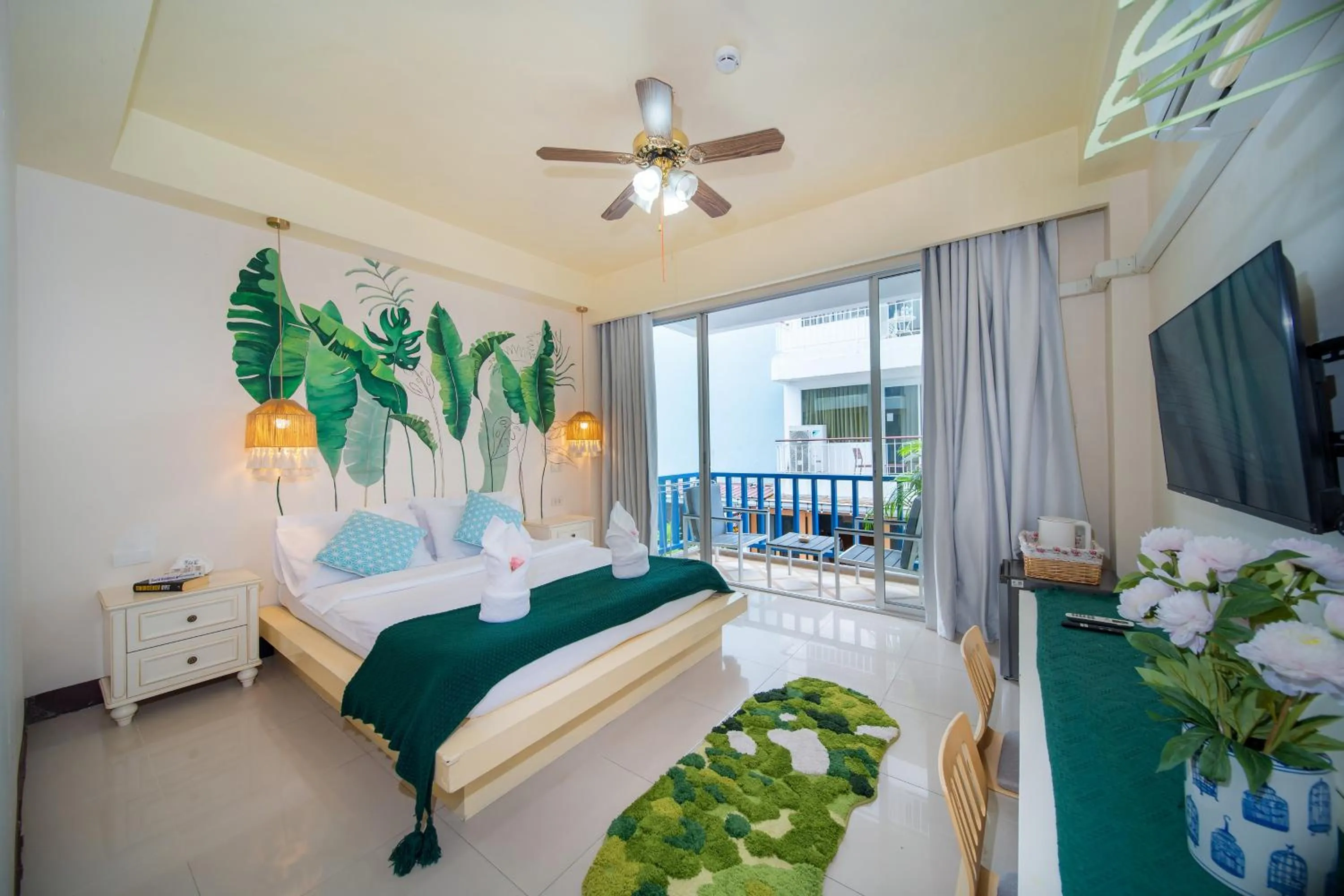 Bed in Patong Beach Side Hotel