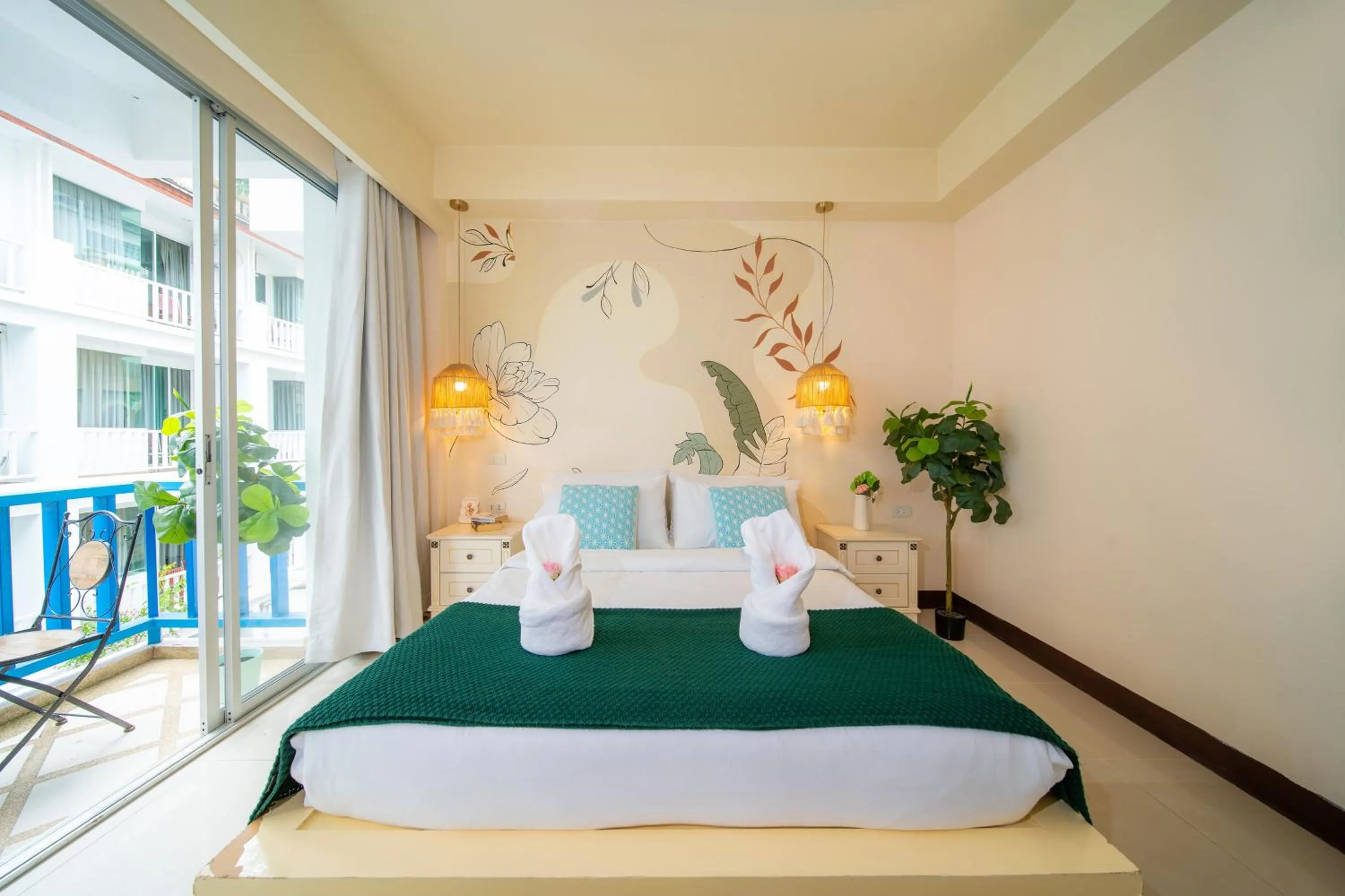 Bed in Patong Beach Side Hotel